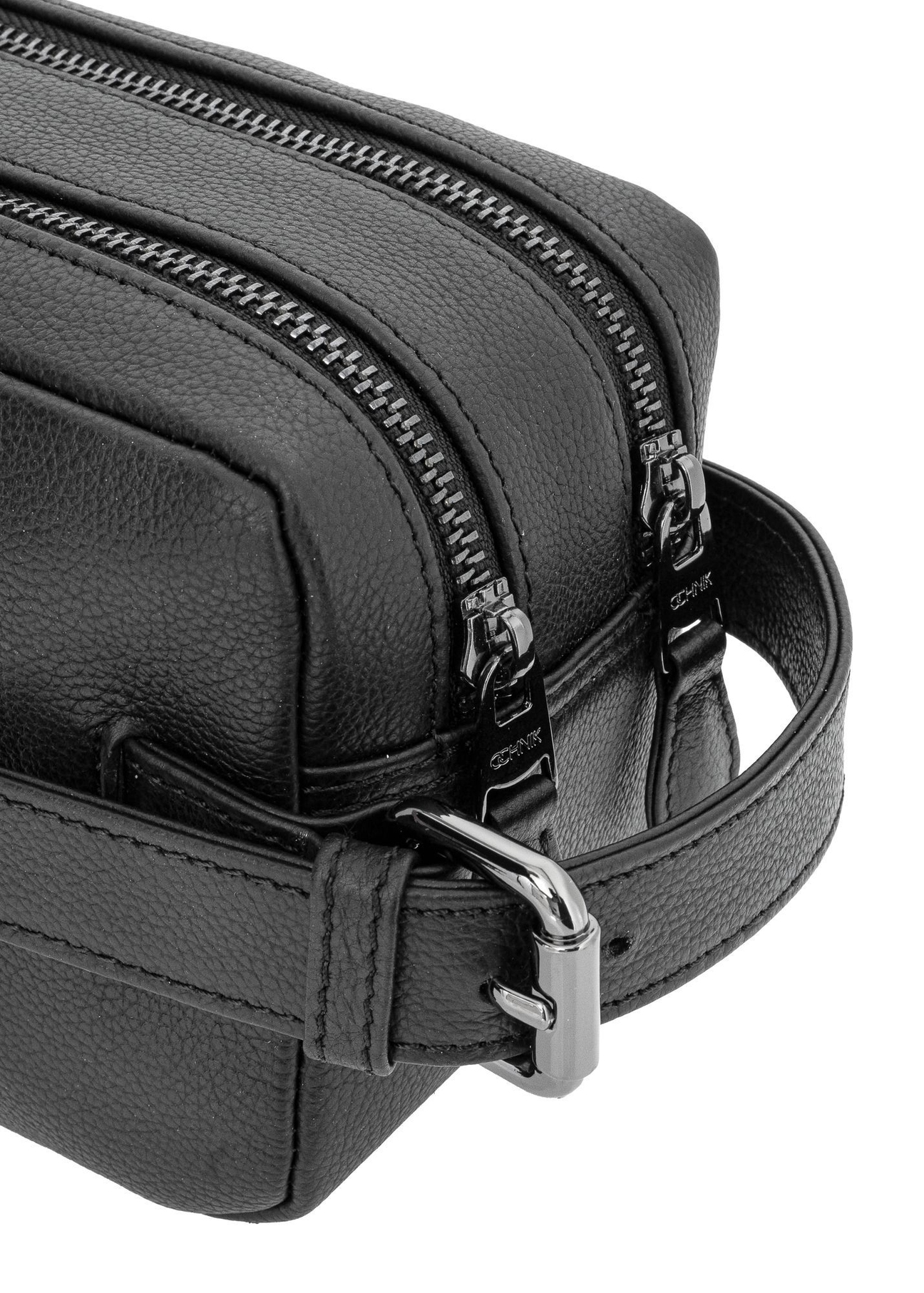 Black leather men's cosmetic bag TORMS-0412R-9I(W26), close-up of product detail on white background.