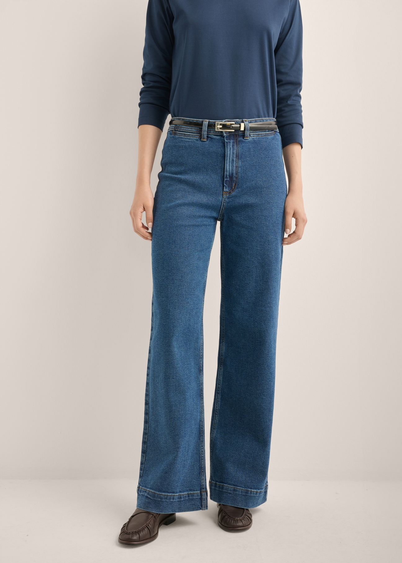 Women's wide leg jeans in dark navy blue JEADT-0019-7D(Z26), front view of the product on the model. Half of the silhouette visible.