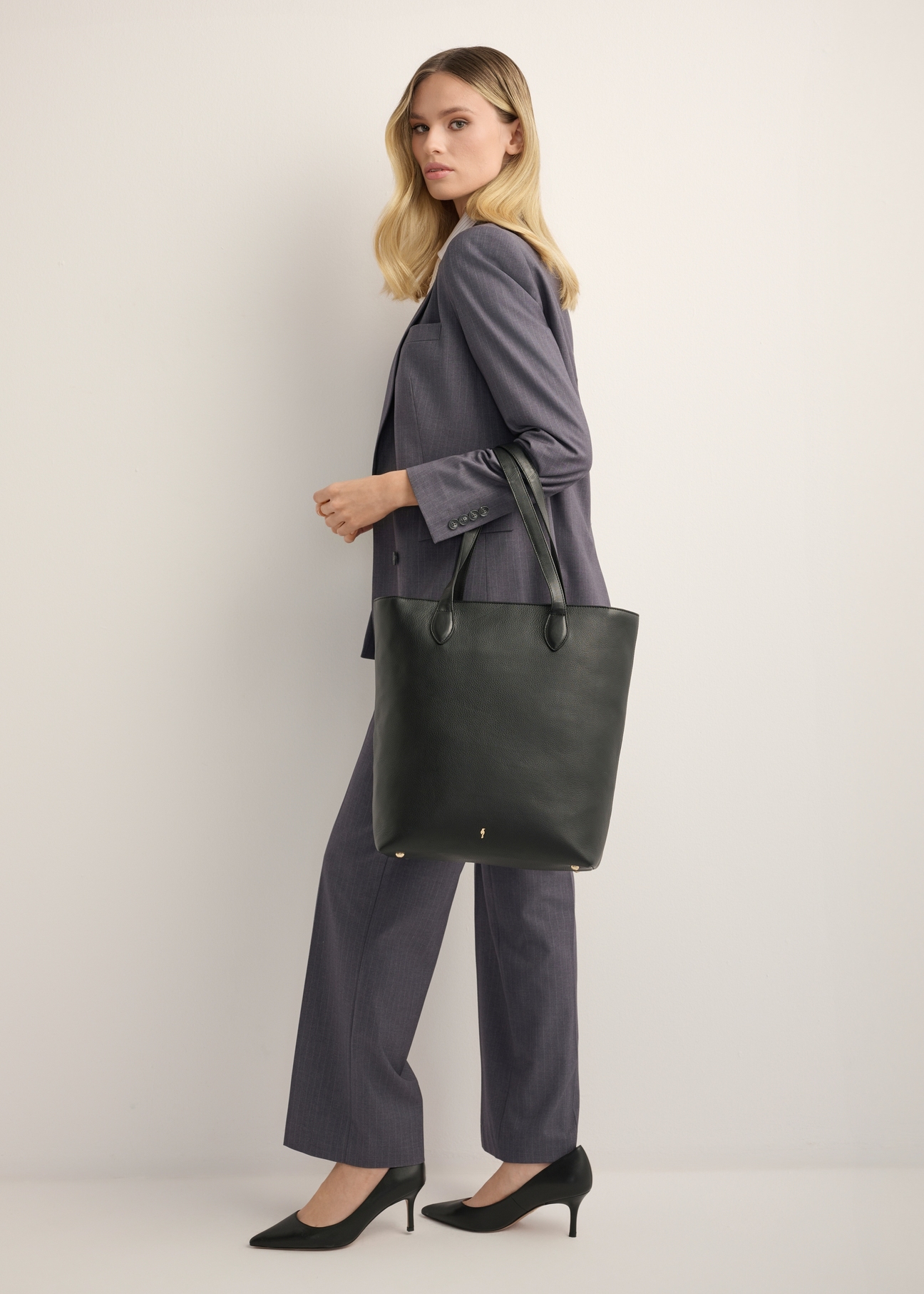Black leather shopper bag TORES-1312-99(Z26), product view on model's shoulder. Full body visible.
