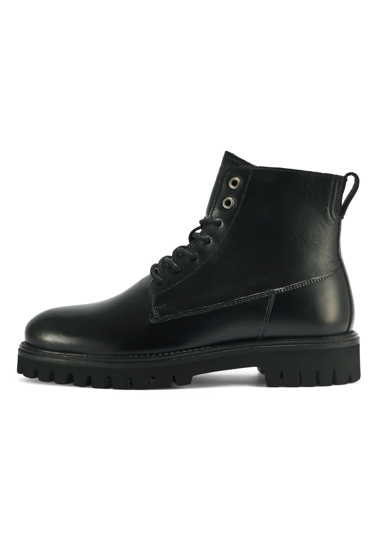 Men's leather ankle boots in black BUTYM-0507-99(Z25), side view of the product on a white background.