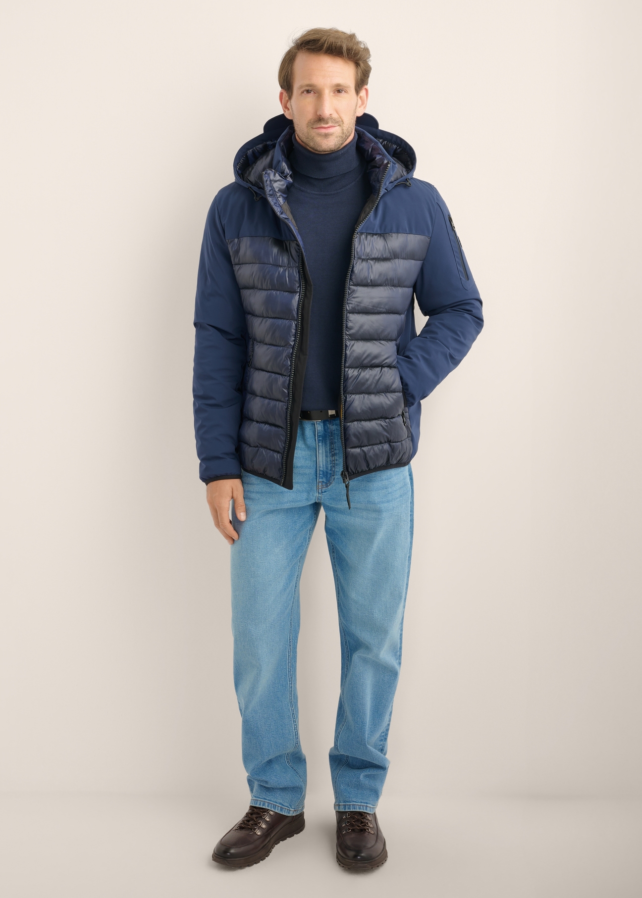 Men's dark navy quilted jacket KURMT-0429-7E(Z26), front product view on model. Full body visible.