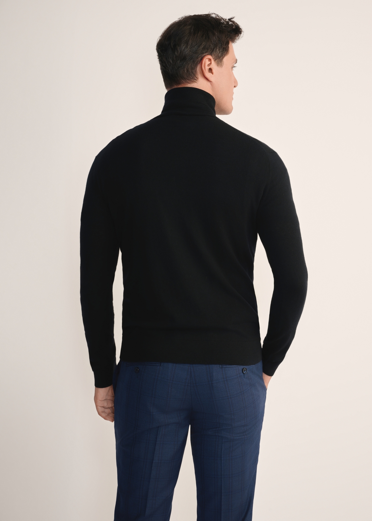 Men's black turtleneck sweater SWEMT-0185-99(Z25), back view of the product on the model. Half of the silhouette visible.