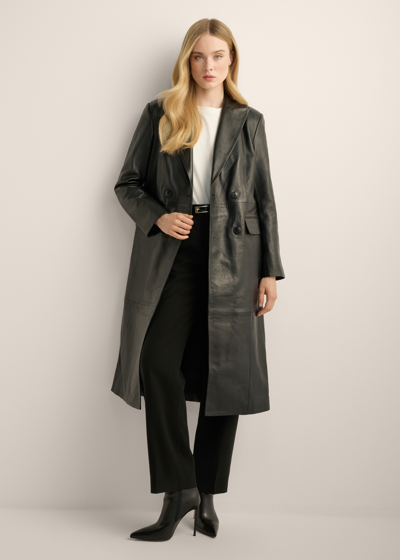 Women's leather coat KURDS-0639-99(Z26). Front view of the product on a model. The entire silhouette is visible.