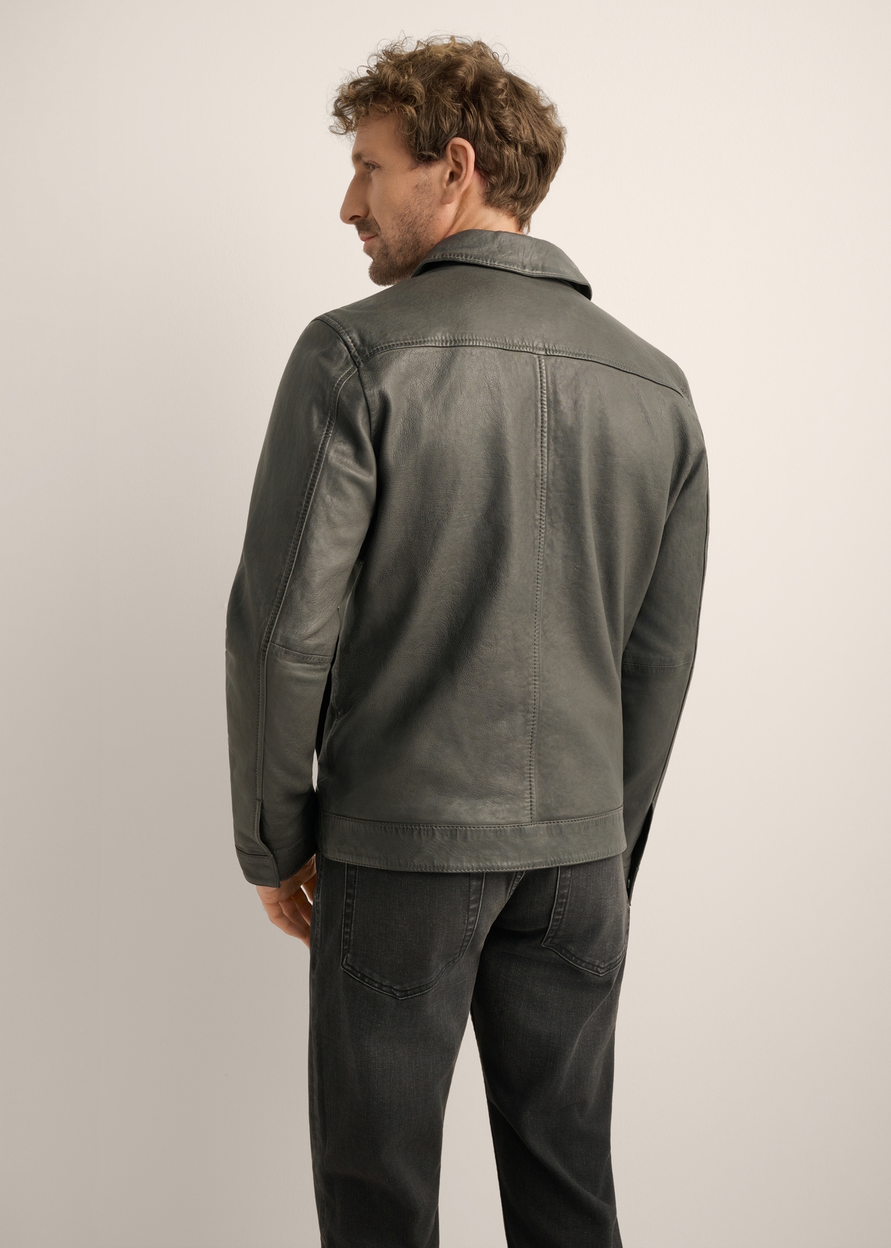 Men's graphite leather jacket KURMS-0419-9D(Z26). Rear view of the product on a model. Half of the silhouette is visible. 