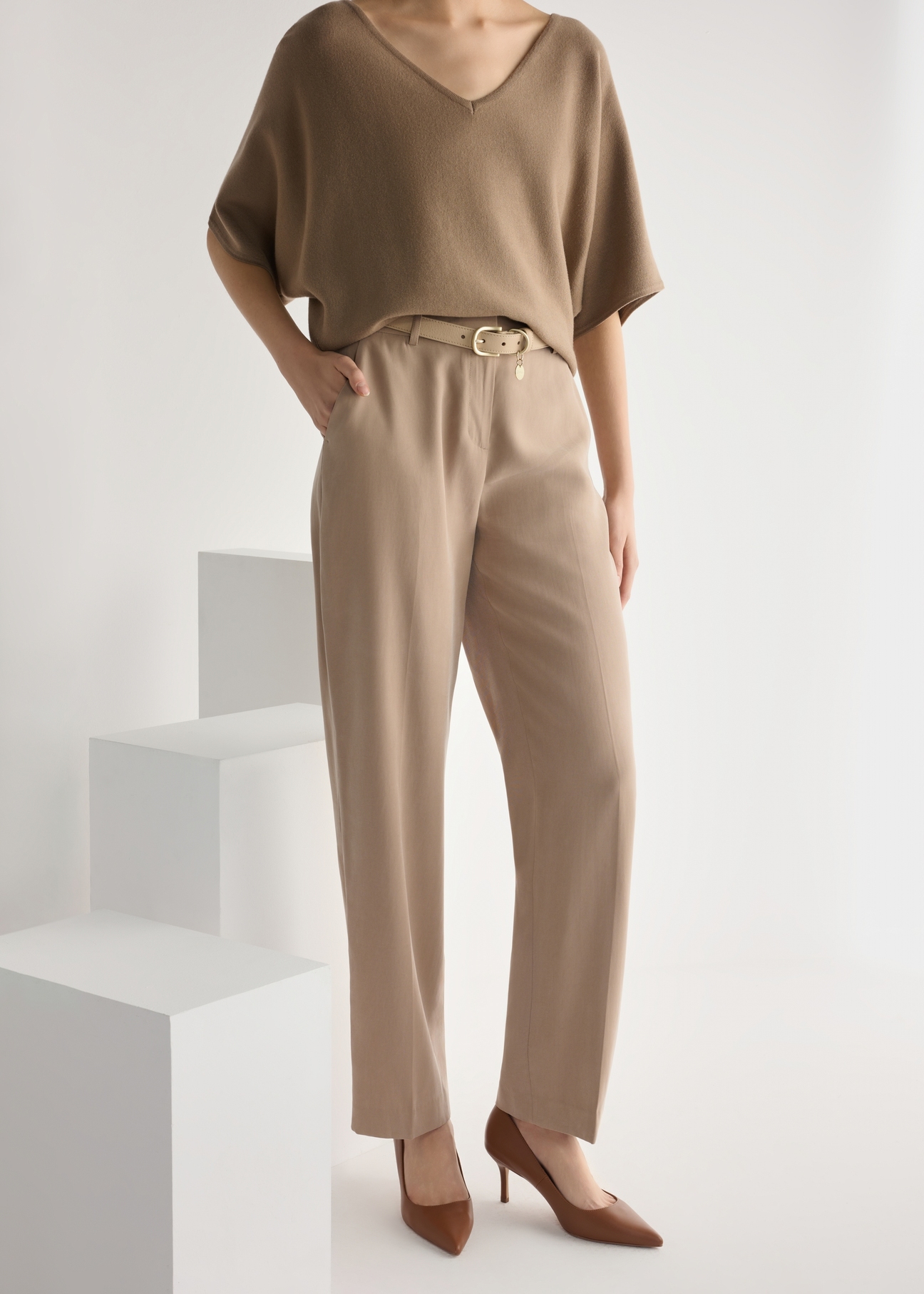 Women's camel leather pumps BUTYD-1031A-1D(W26), side view of the product on the model, half of the silhouette visible.