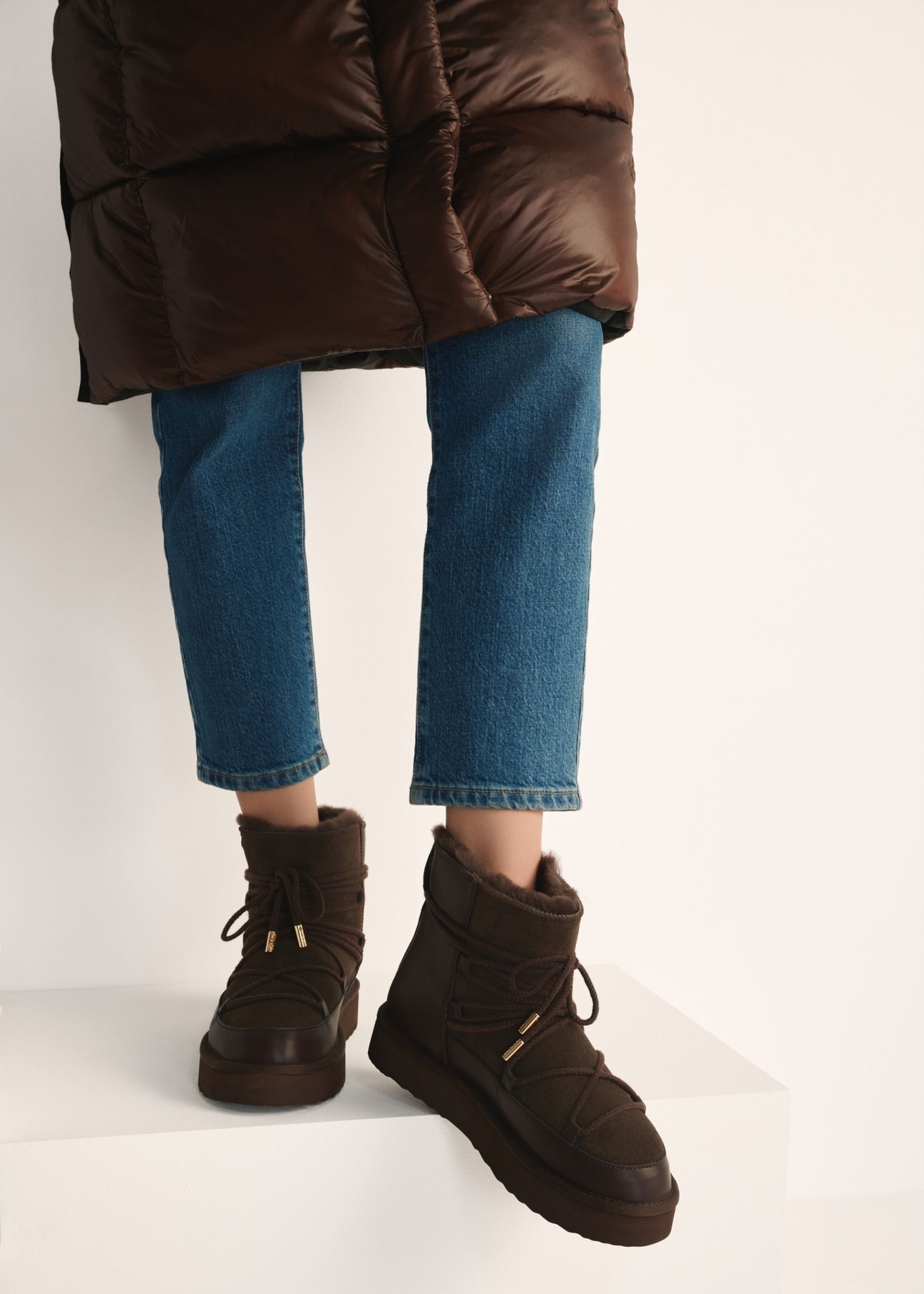 Women's chocolate snow boots BUTYD-1221-1I(Z26), front view of the product on the model's feet.