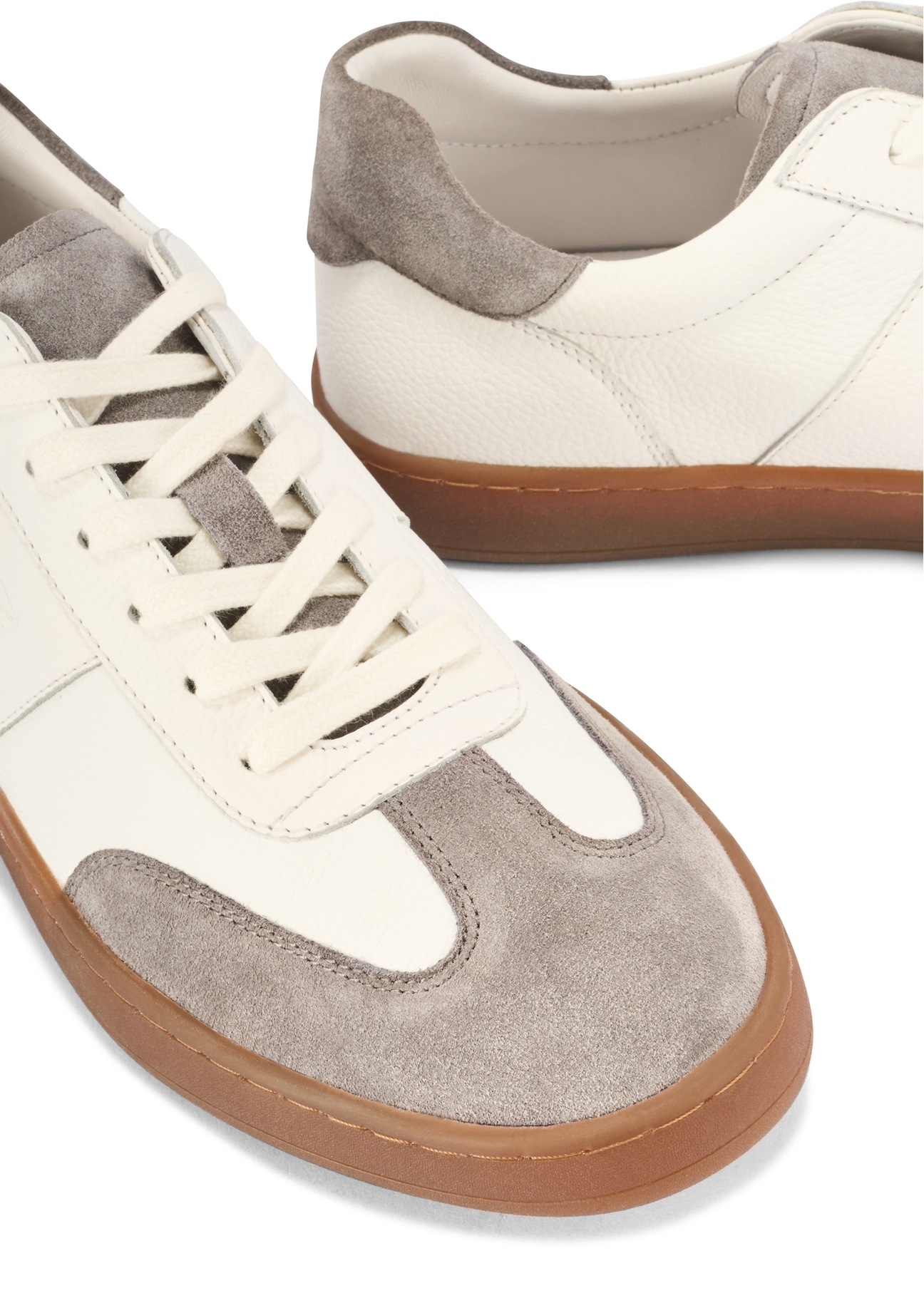 Men's leather sports shoes BUTYM-0487-0B(W26), close-up of the product detail on a white background.