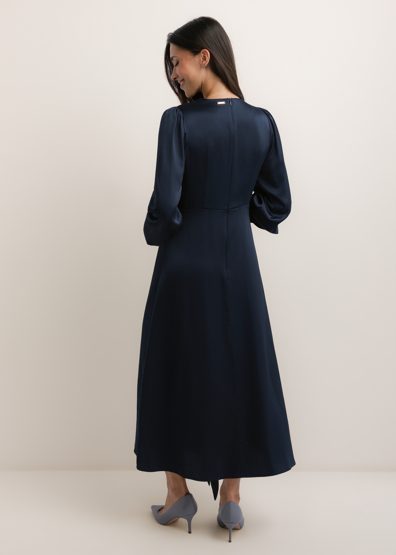 Navy blue midi dress SUKDT-0263-7E(W26), product view from the back on the model. Full silhouette visible.