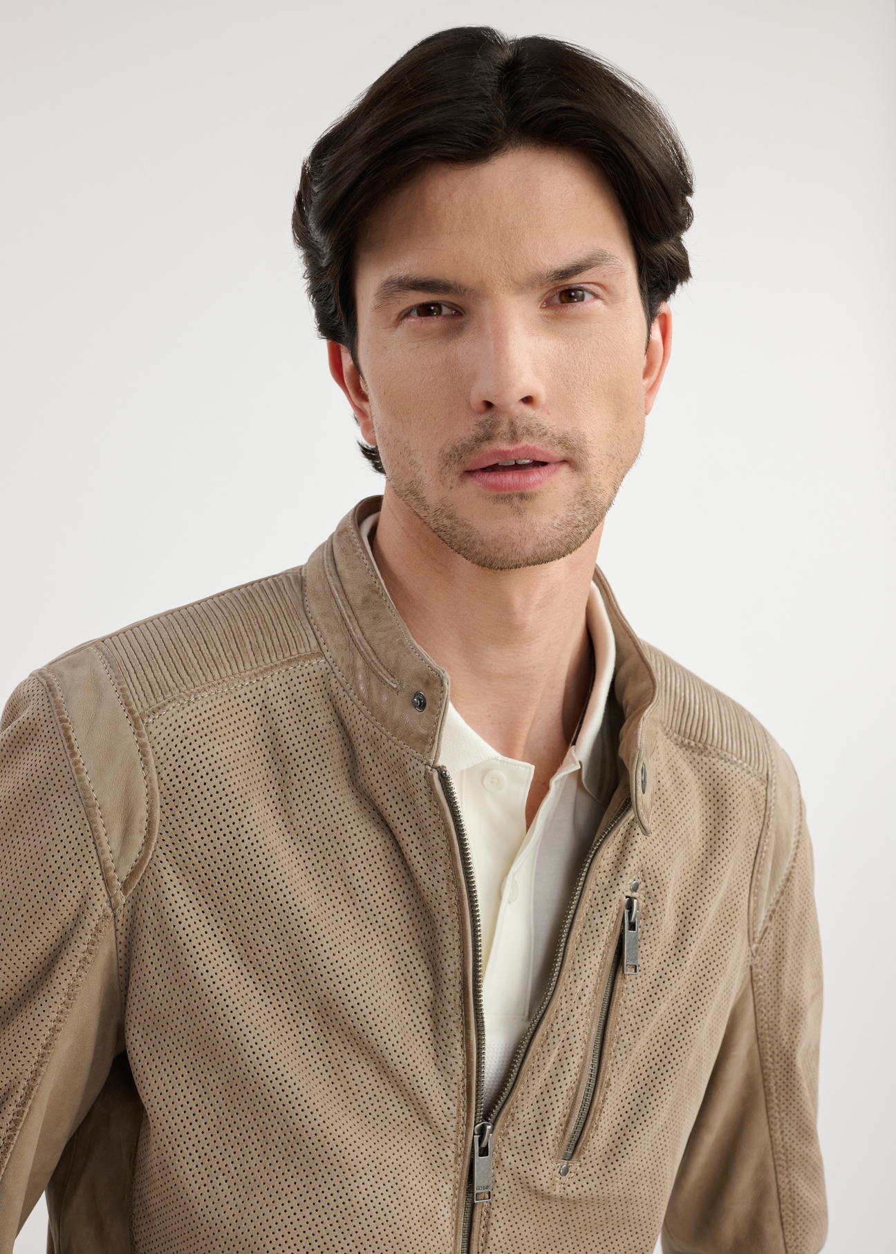Beige men's genuine leather jacket KURMS-0369-2845(W25) - close-up of the front on the model on a white background.