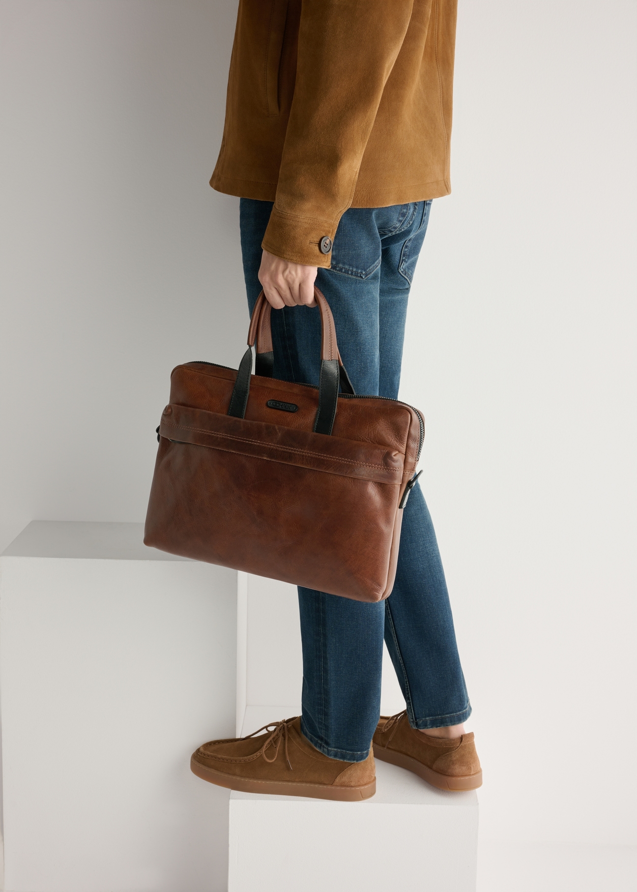 Camel suede men's shoes BUTYM-0532-1D(W26), side view of the product on the model's feet, on a light background.
