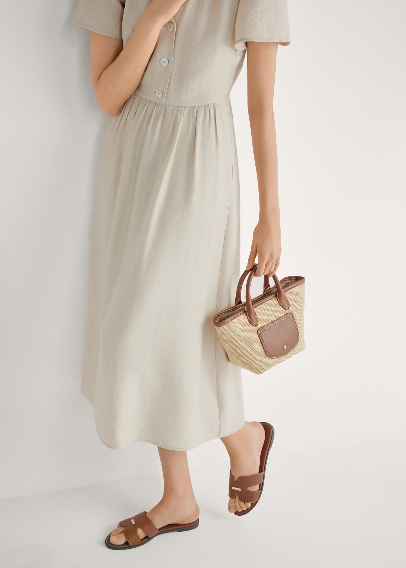 Women's camel flip-flops BUTYD-0725D-1D(W26), side view of the product on the model's feet.