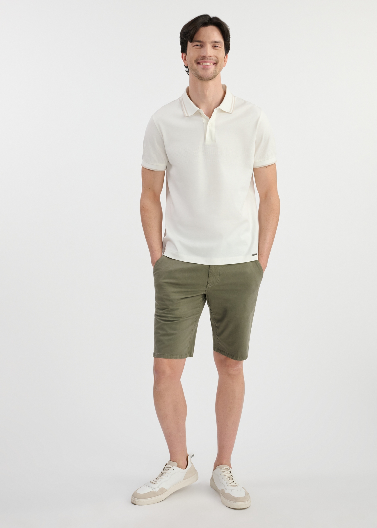 Dark green men's shorts SZOMT-0029-54(W25) - front view on a model on a white background. The entire silhouette is visible.