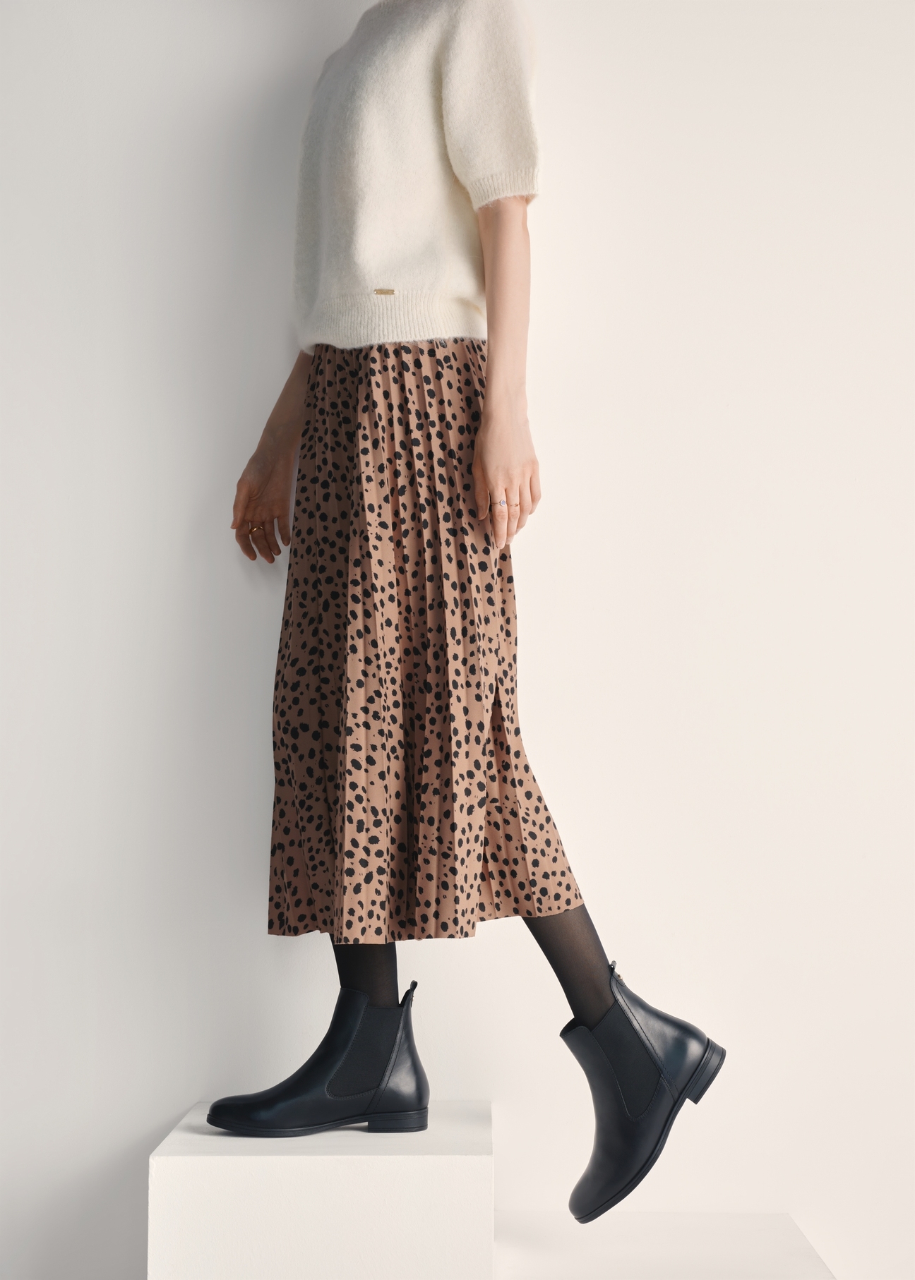 Classic women's leather ankle boots BUTYD-1009-99(Z25), product view on the model's feet against a light background.