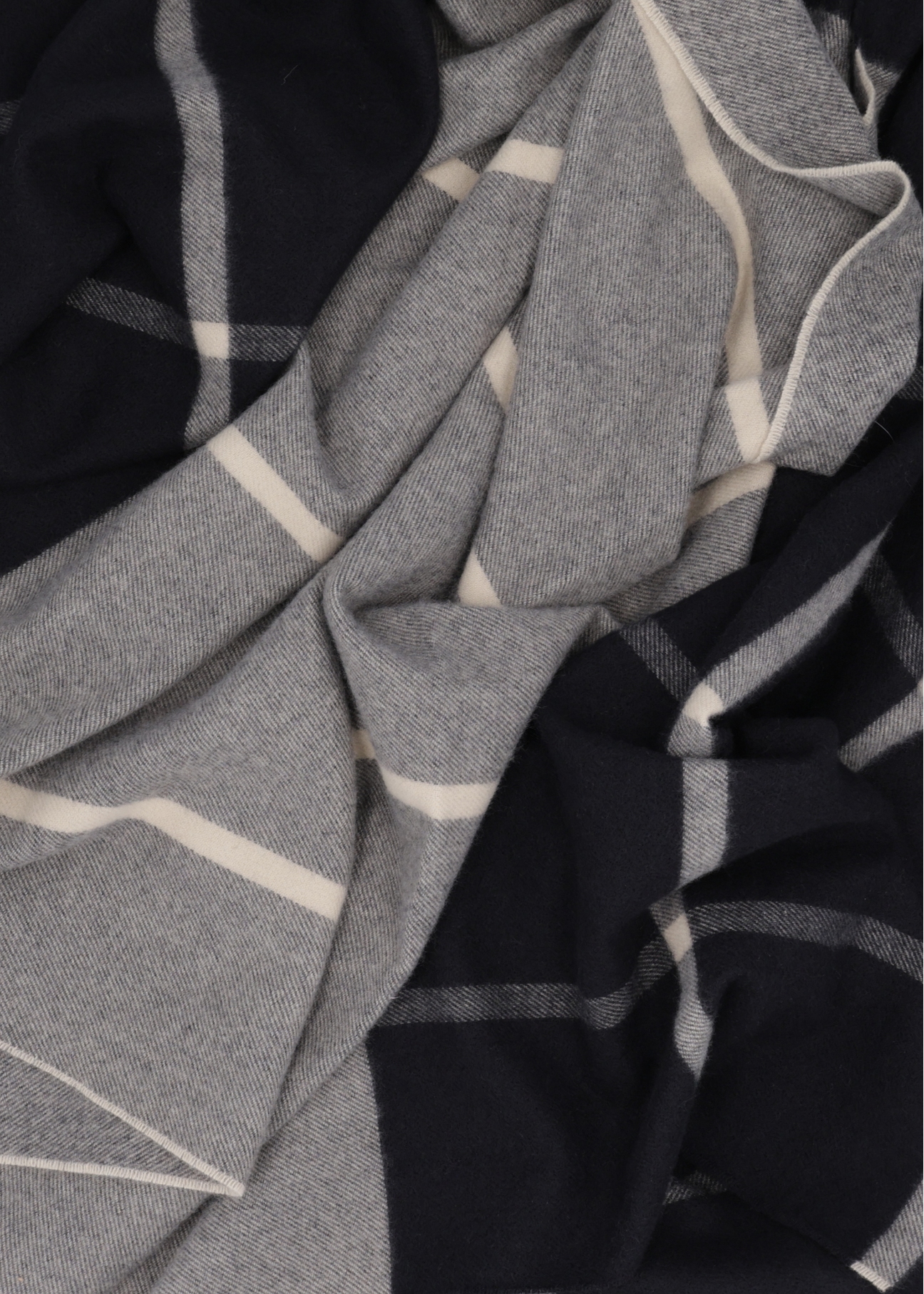 Grey women's plaid scarf SZADT-0100-9J(Z26), close-up of the material on a white background.