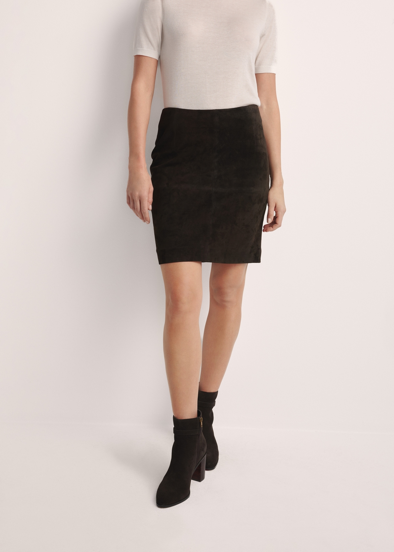 Brown suede skirt SPCDS-0034-2880(Z25), product visible from the front on the model, half of the silhouette visible.