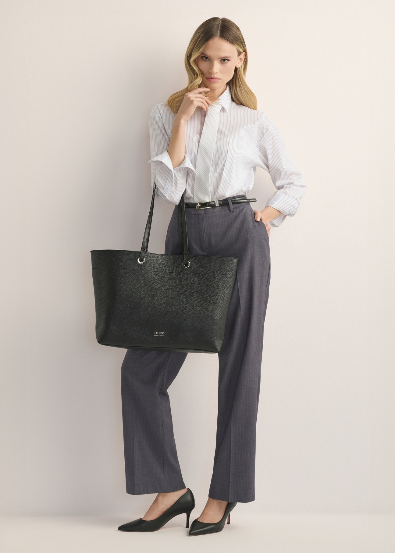 Black pebbled shopper bag TOREC-1252-9I(Z26), front view of the product on a model. Full body visible.