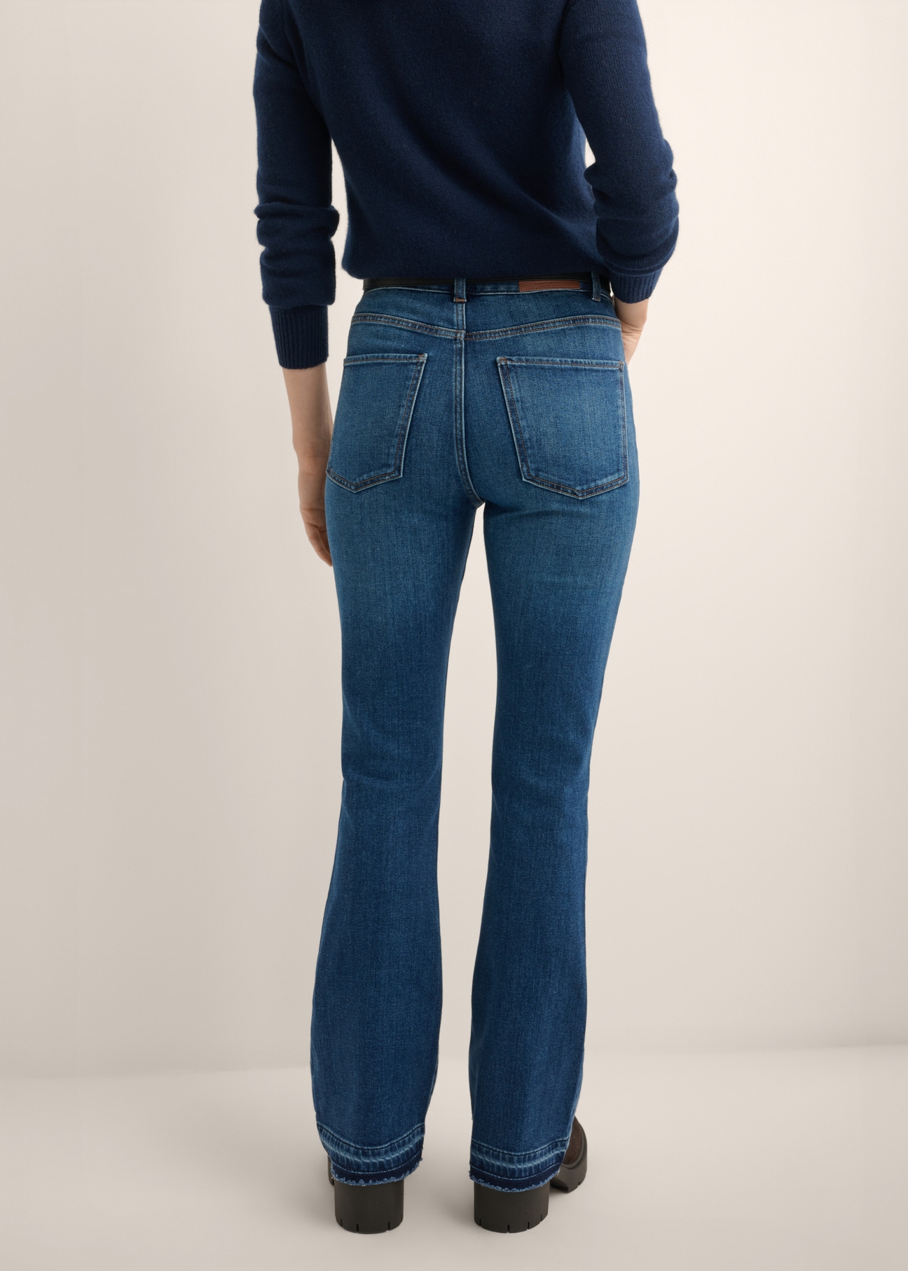 Women's navy blue denim pants JEADT-0017-7D(Z26), back view of the product on the model. Half of the silhouette visible.