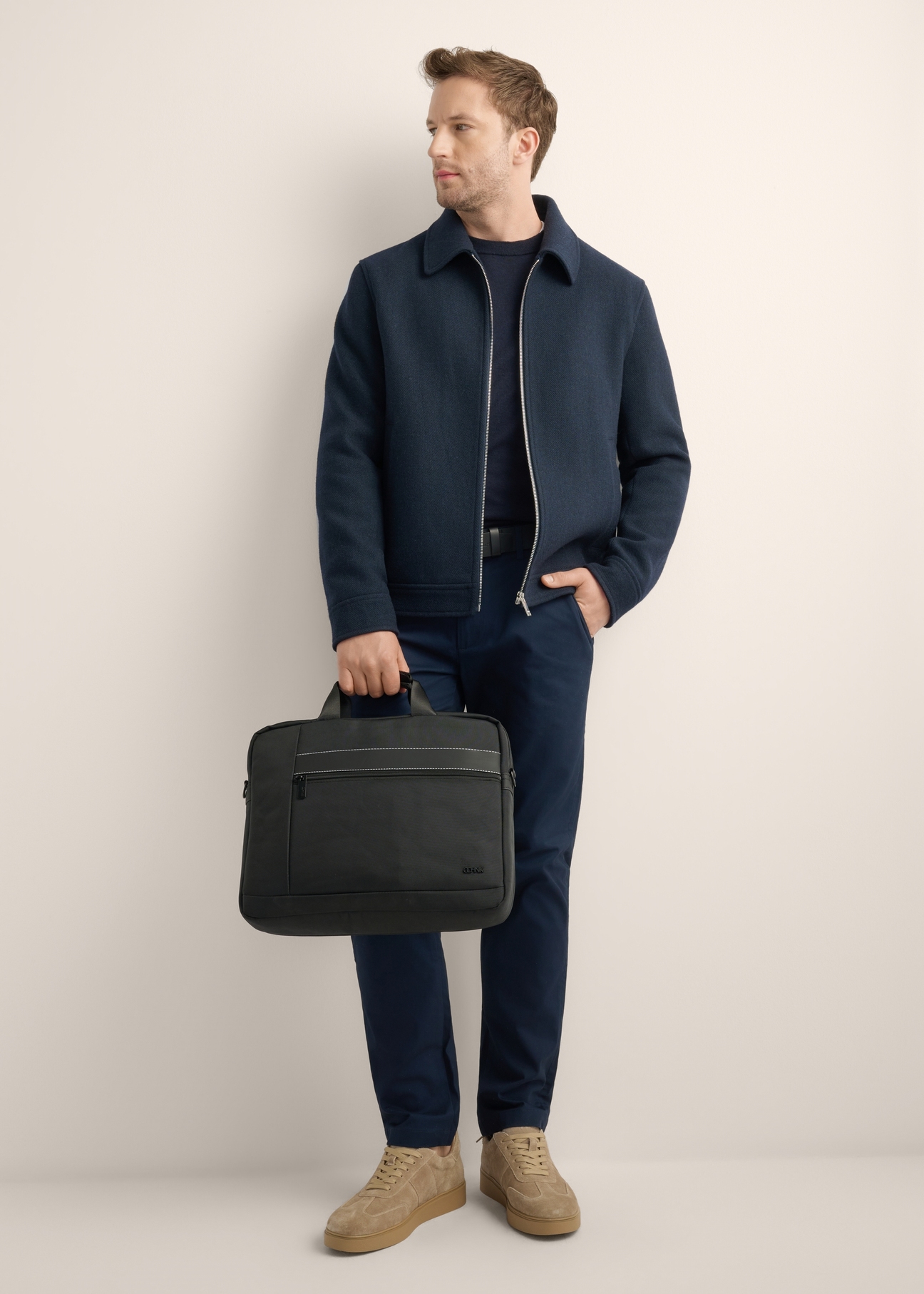 Black men's laptop bag TORMN-0422-99(Z26), front view of the product on the model, the entire silhouette is visible.
