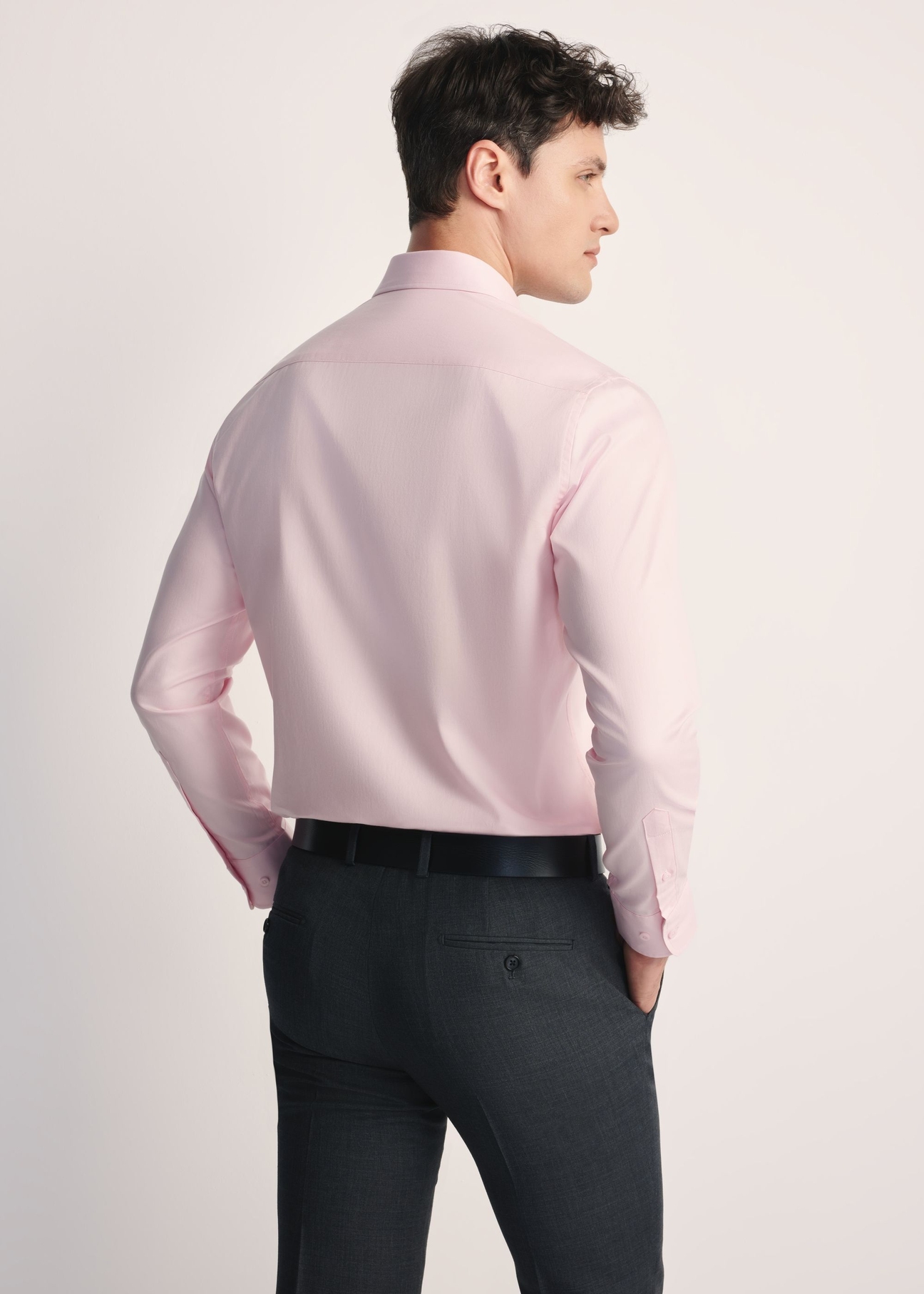 Pink men's shirt KOSMT-0351-34(Z25) - product view from the back on the model on a white background. Visible silhouette to the knees.