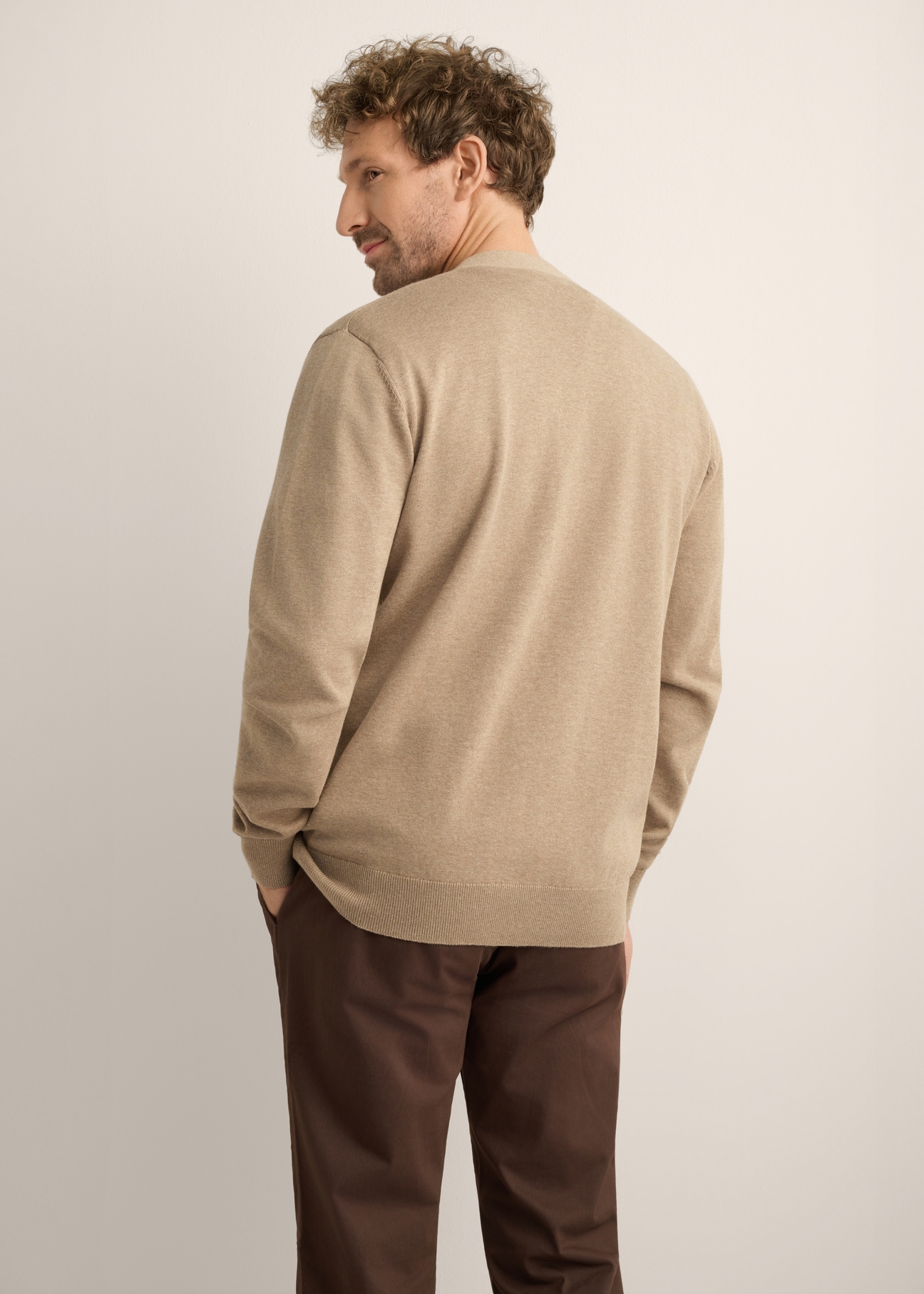 Men's camel-colored cotton cardigan KARMT-0003A-1D(Z26). Rear view of the product on a model. Half of the silhouette is visible.