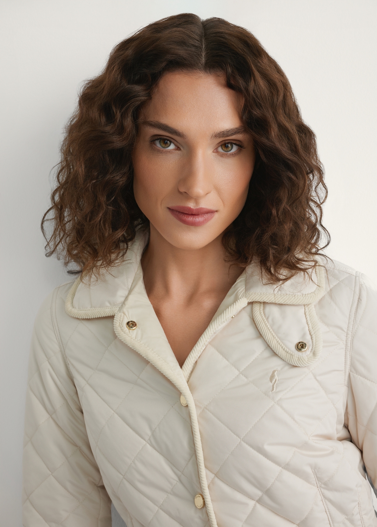 Light beige transitional women's jacket KURDT-0640-0B(W26) - close-up of the front, detail, on a light background.