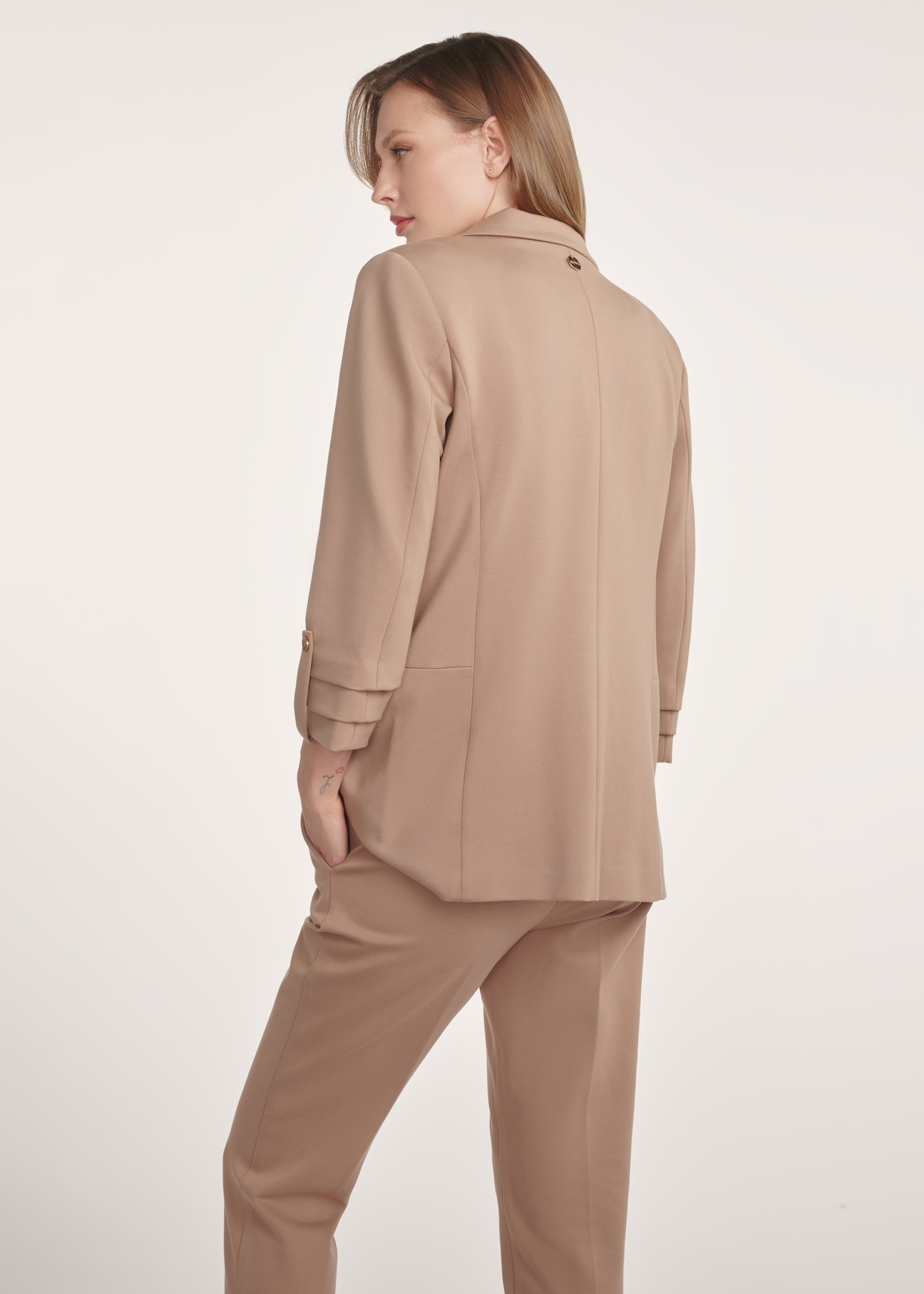 Camel women's blazer without fastening ZAKDT-0034-24(Z24) - product view from the back on a model on a white background. Half of the silhouette visible.