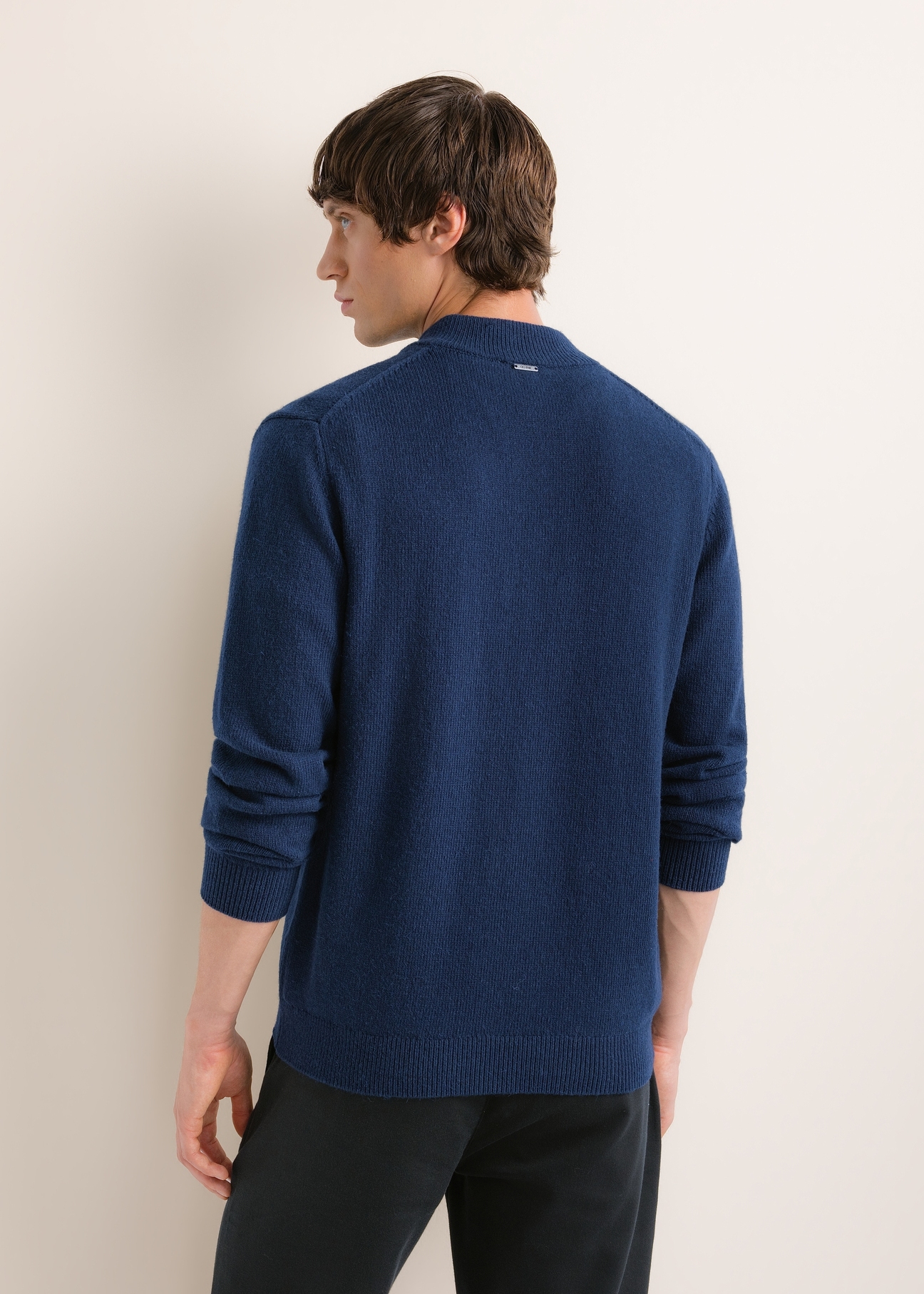 Men's dark navy blue sweater with a wool blend (SWEMT-0215-7E(Z26)); rear view of the product on a model. Half of the figure is visible.