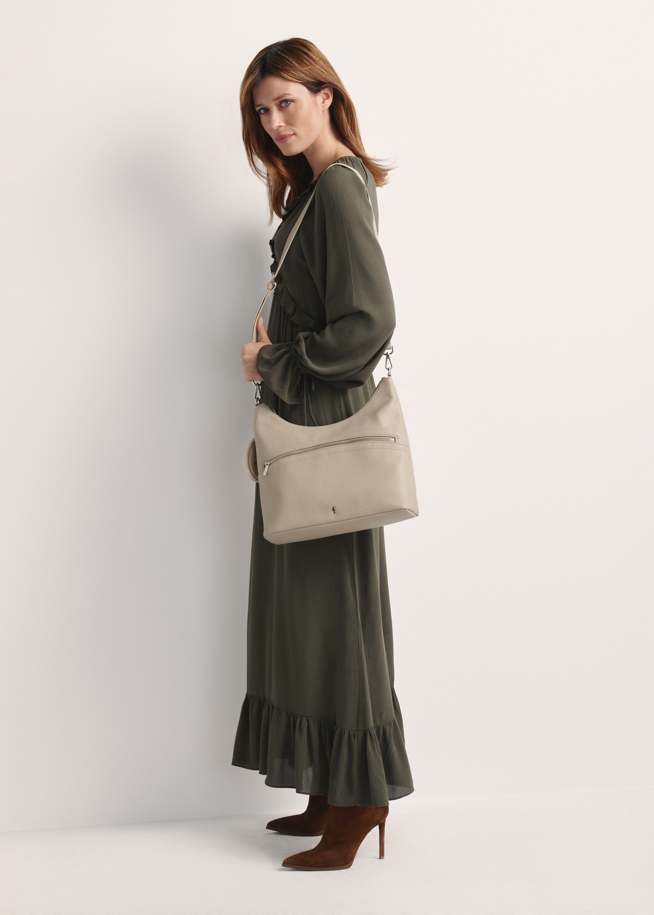 Cream handbag with purse TOREC-0886A-80(Z25), front view of the product on a model, the whole silhouette is visible.