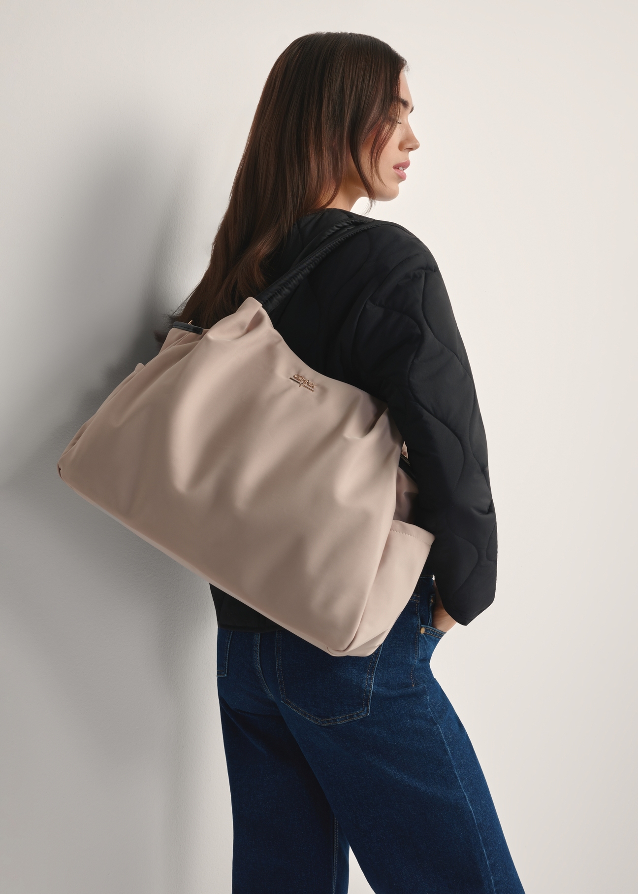 Powder pink bag for mother TOREN-0308-5A(W26), front view of the product on a model, half of the silhouette visible.