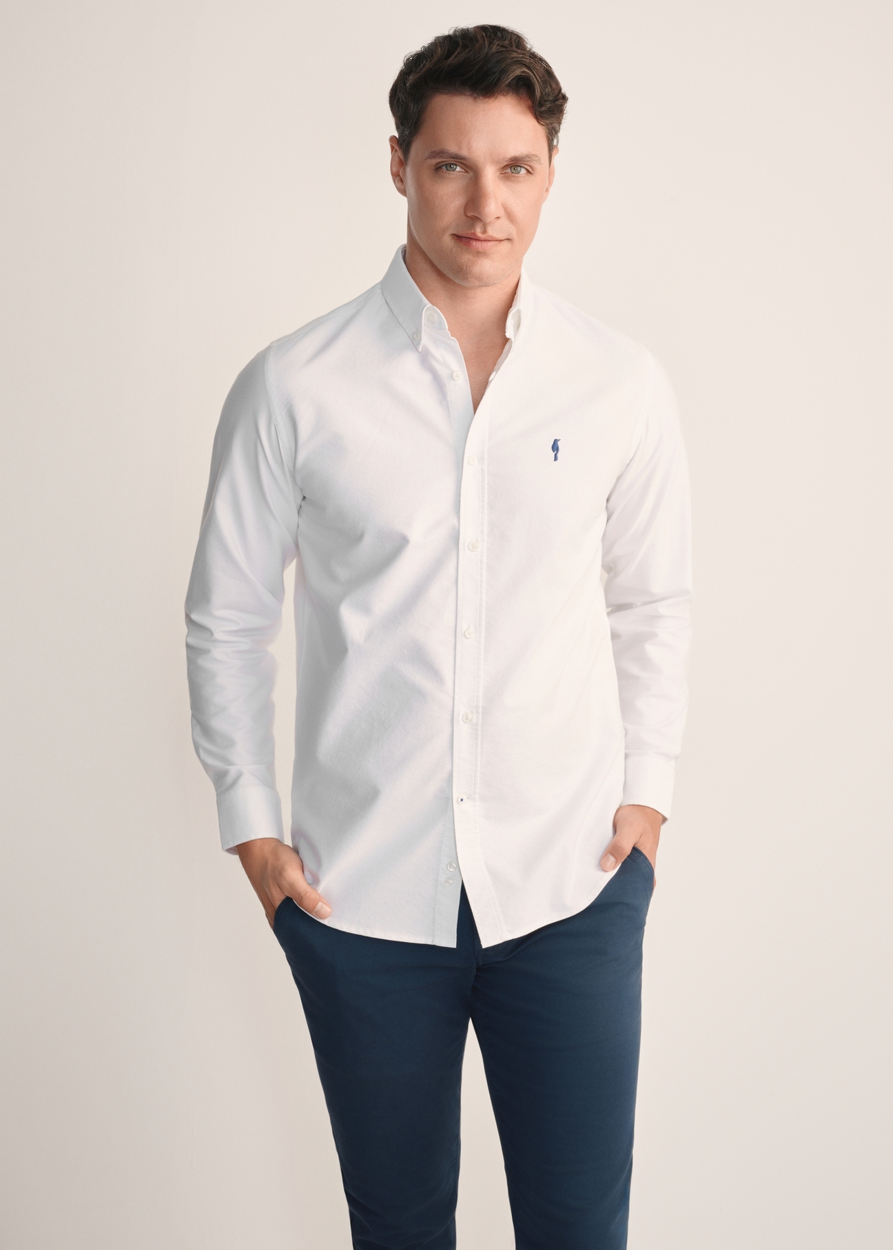 Men's white cotton shirt KOSMT-0346-11(Z25), front view of the product on the model. Half of the silhouette visible.