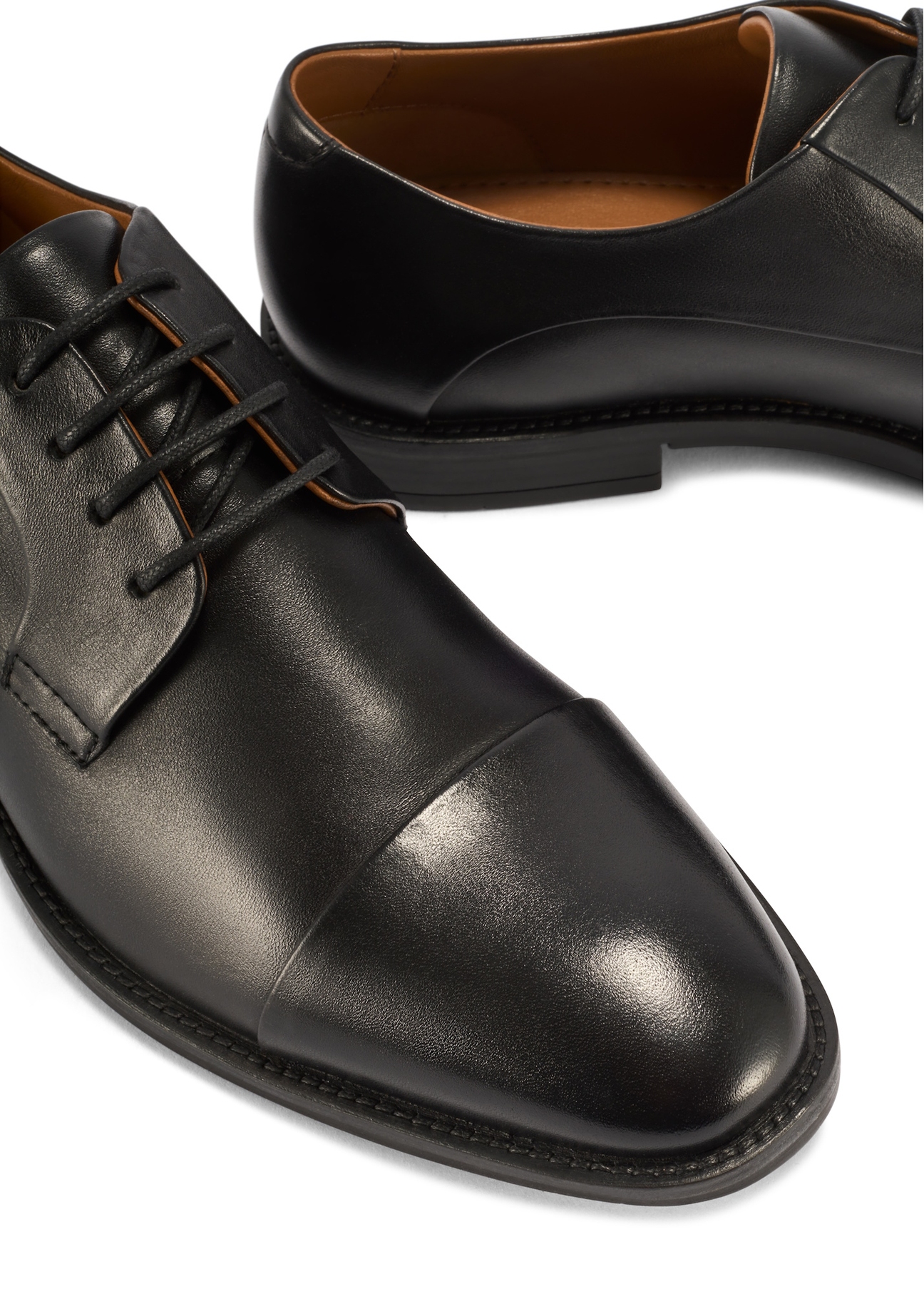 Men's leather black shoes BUTYM-0483-99(W26), close-up of the product detail on a white background.