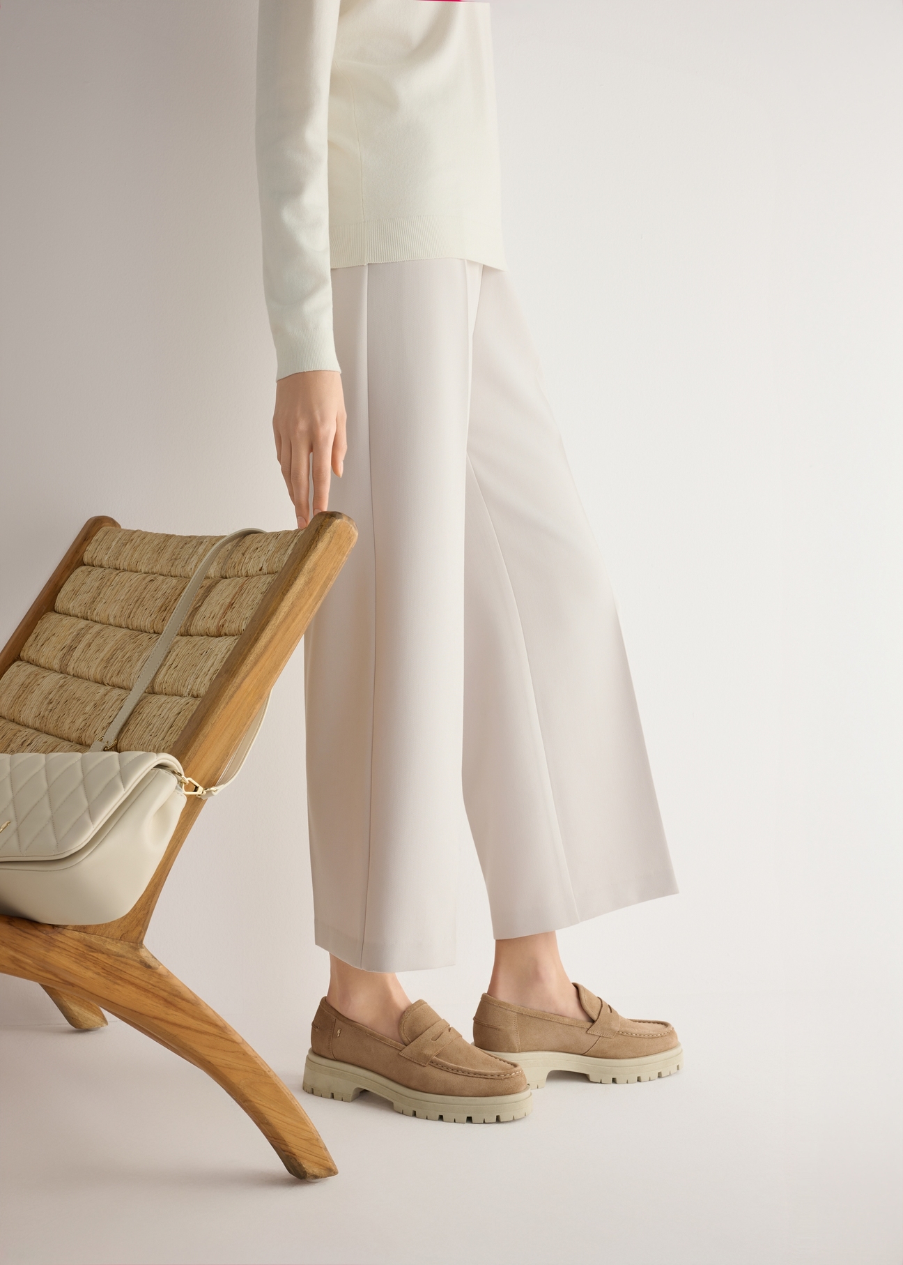 Beige leather platform loafers BUTYD-1069-1B(W26), side view of the product on the model, half of the silhouette visible.