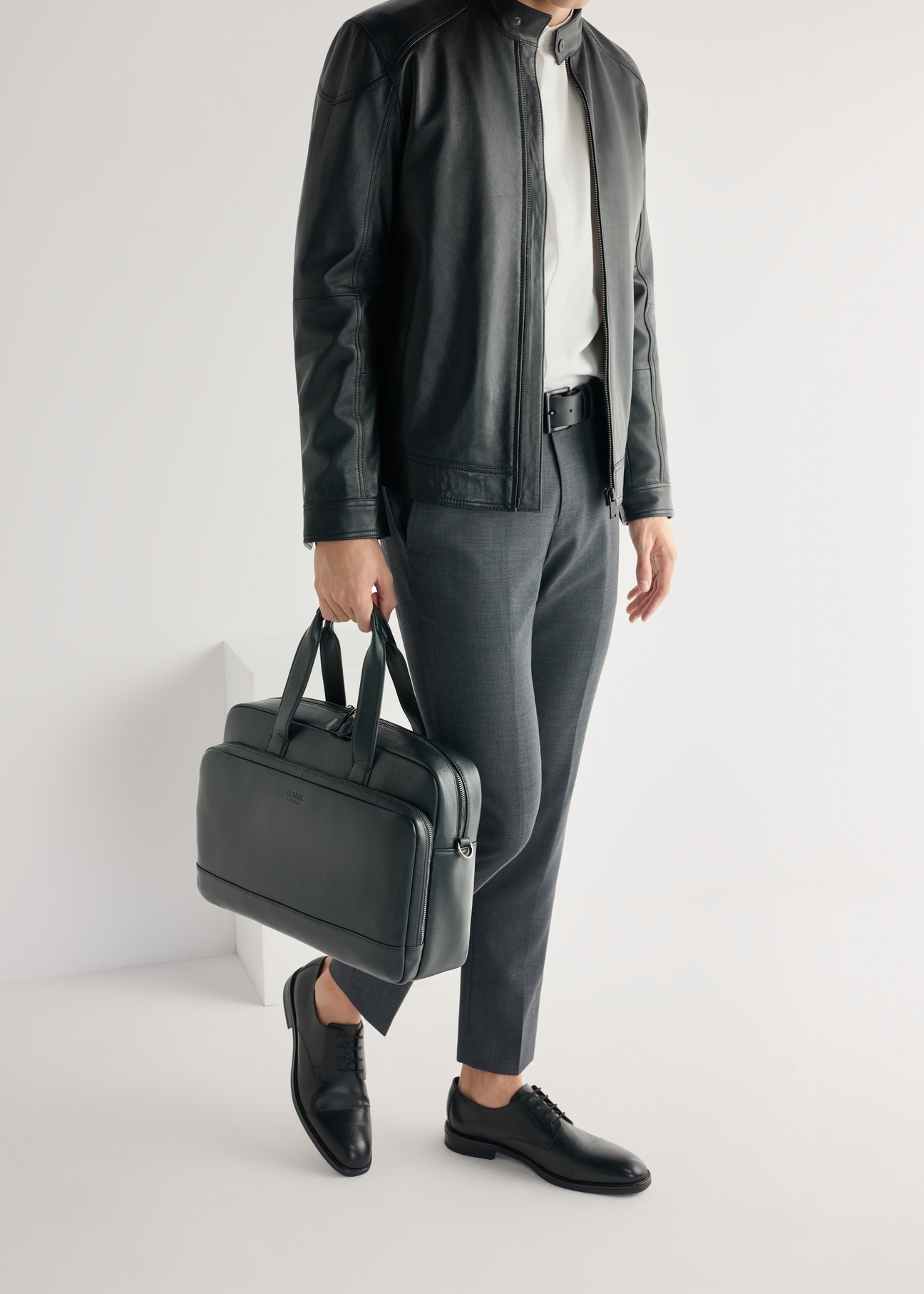 Men's black leather shoes BUTYM-0500-99(W25), side view of the product on the model's feet.