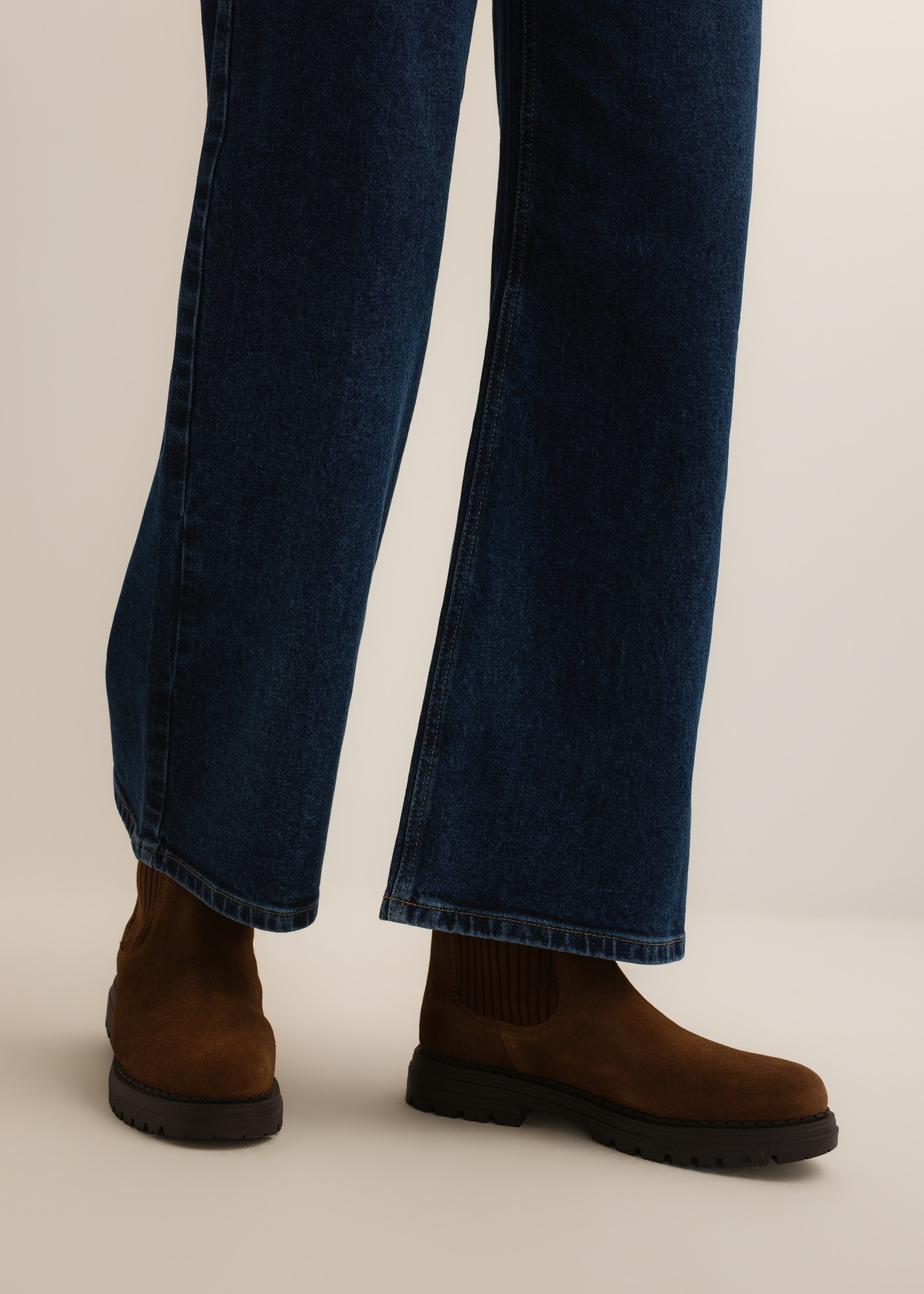 Light brown suede women's Chelsea boots (BUTYD-1194-1G(Z26)), side view on a model's feet, against a light background.