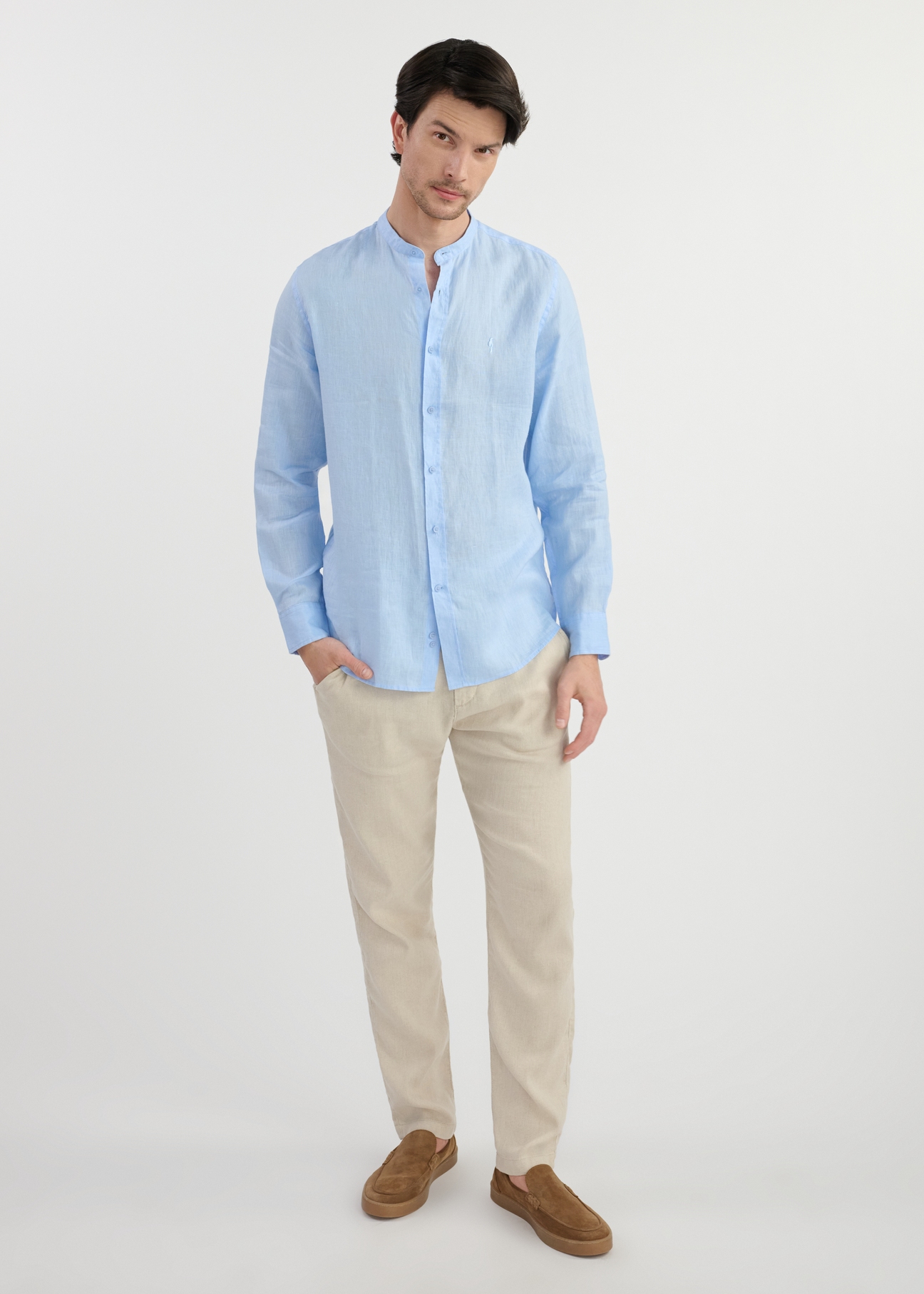 Blue linen men's shirt KOSMT-0337-60(W25) - front view of the product on a model on a white background. The entire silhouette is visible.