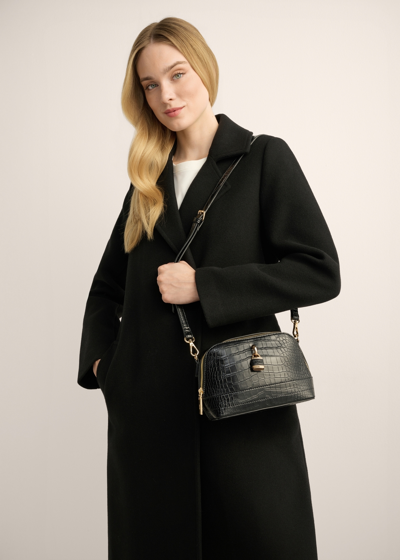 Small black crocodile-print handbag TOREC-1331-9G(Z26). Model shot.