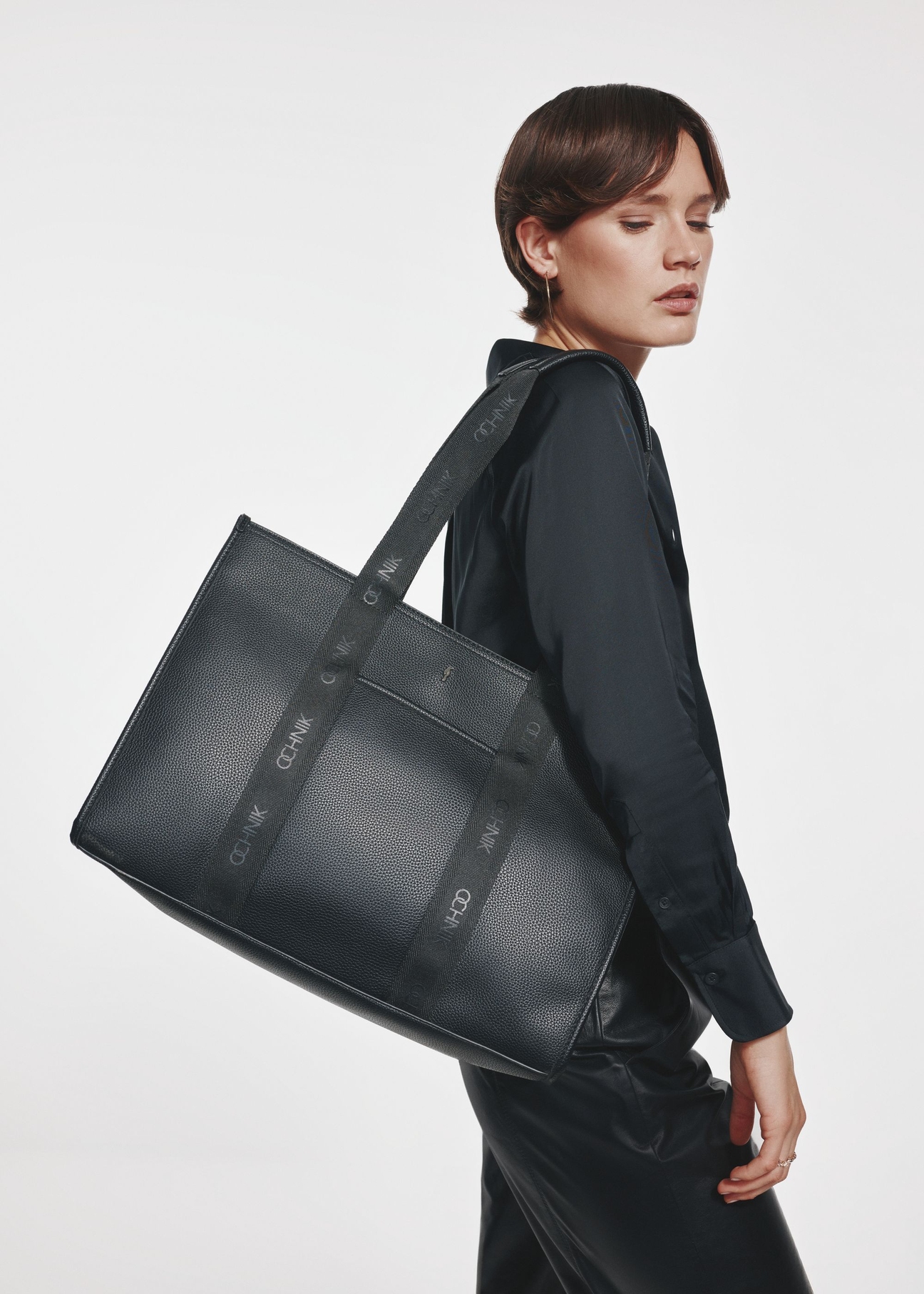 Black large shopper bag TOREC-0977A-99(Z25) - front view of the product on a model on a white background.