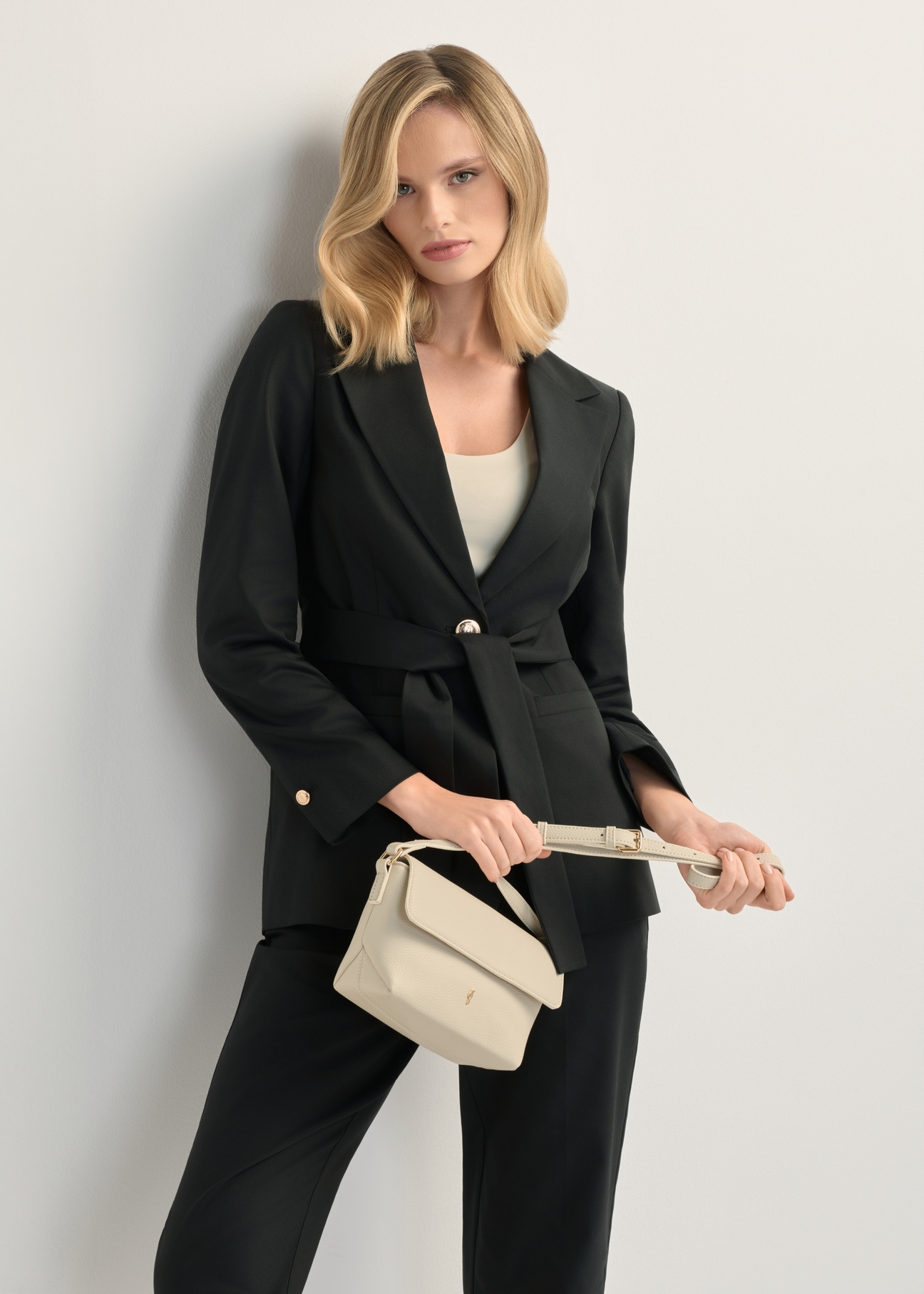 Cream small women's shoulder bag TOREC-0916-0B(W26), product view on the model's silhouette.