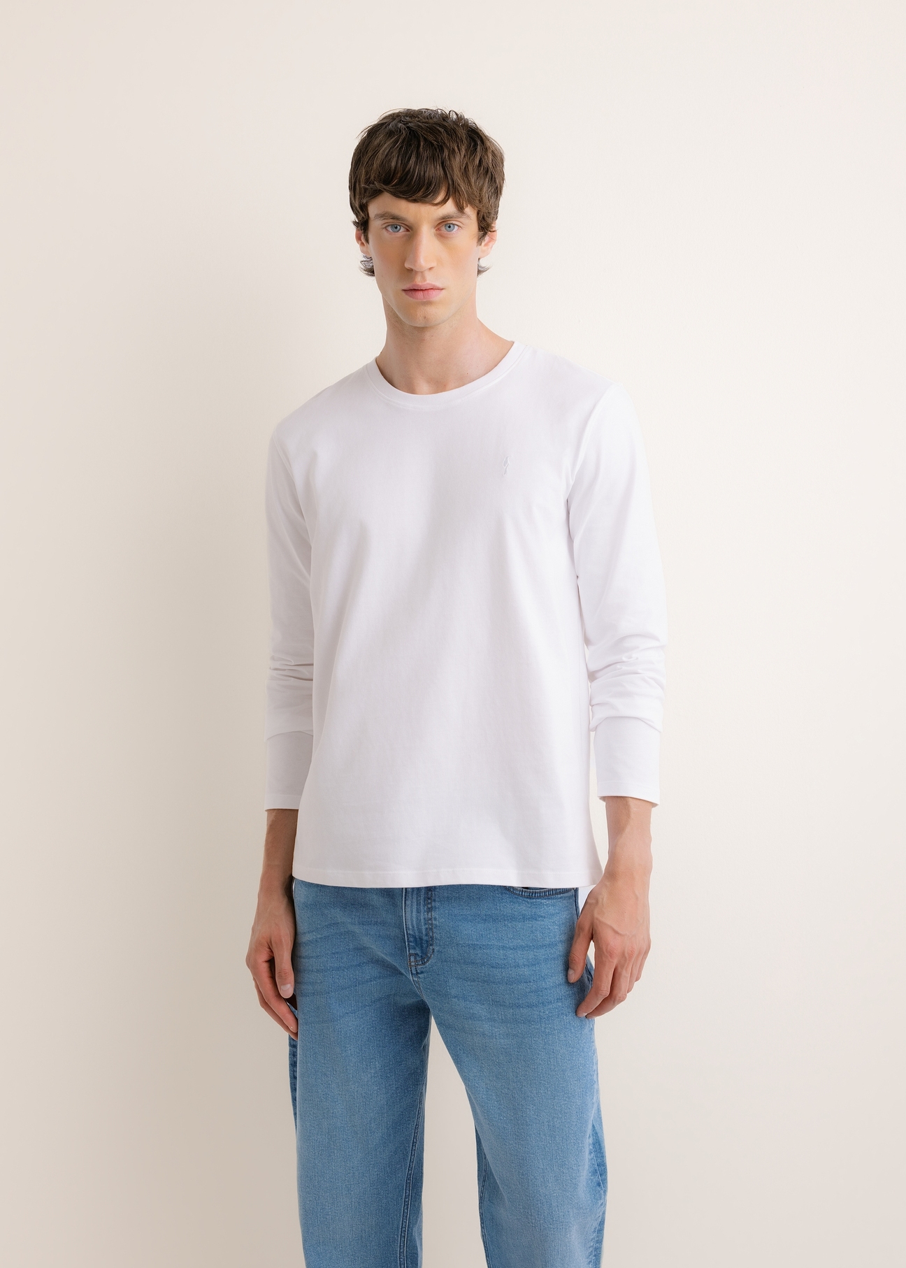 White cotton men's longsleeve LSLMT-0013-0A(Z26), front view of the product on the model. Half of the silhouette visible.