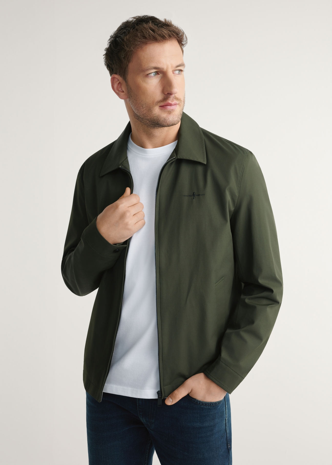 Men's transitional khaki jacket KURMT-0415-8D(W26), front product view on model. Half silhouette visible.