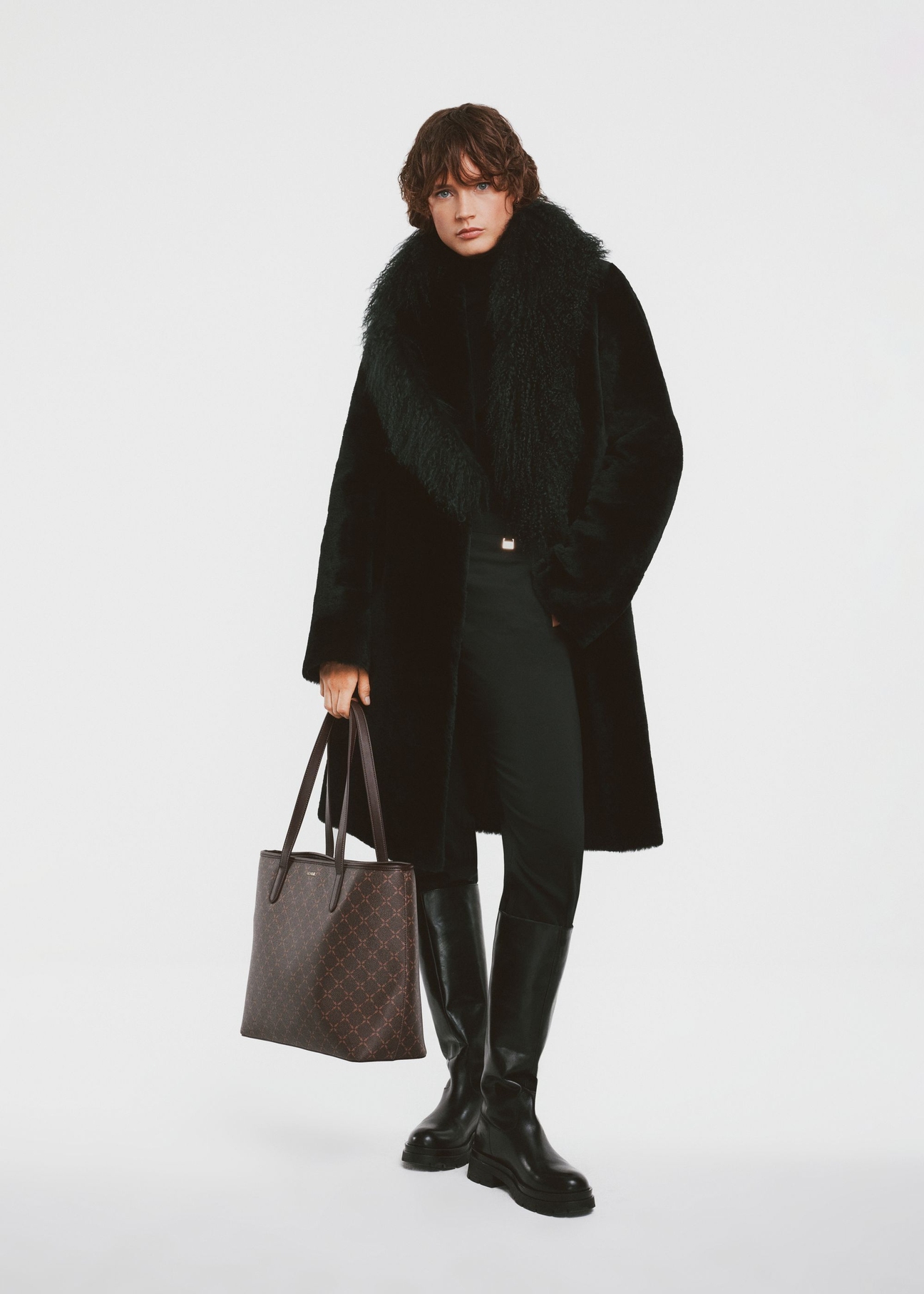 Women's brown shopper bag TOREC-0816A-89(Z25) - product view on a model on a white background. The entire silhouette is visible.