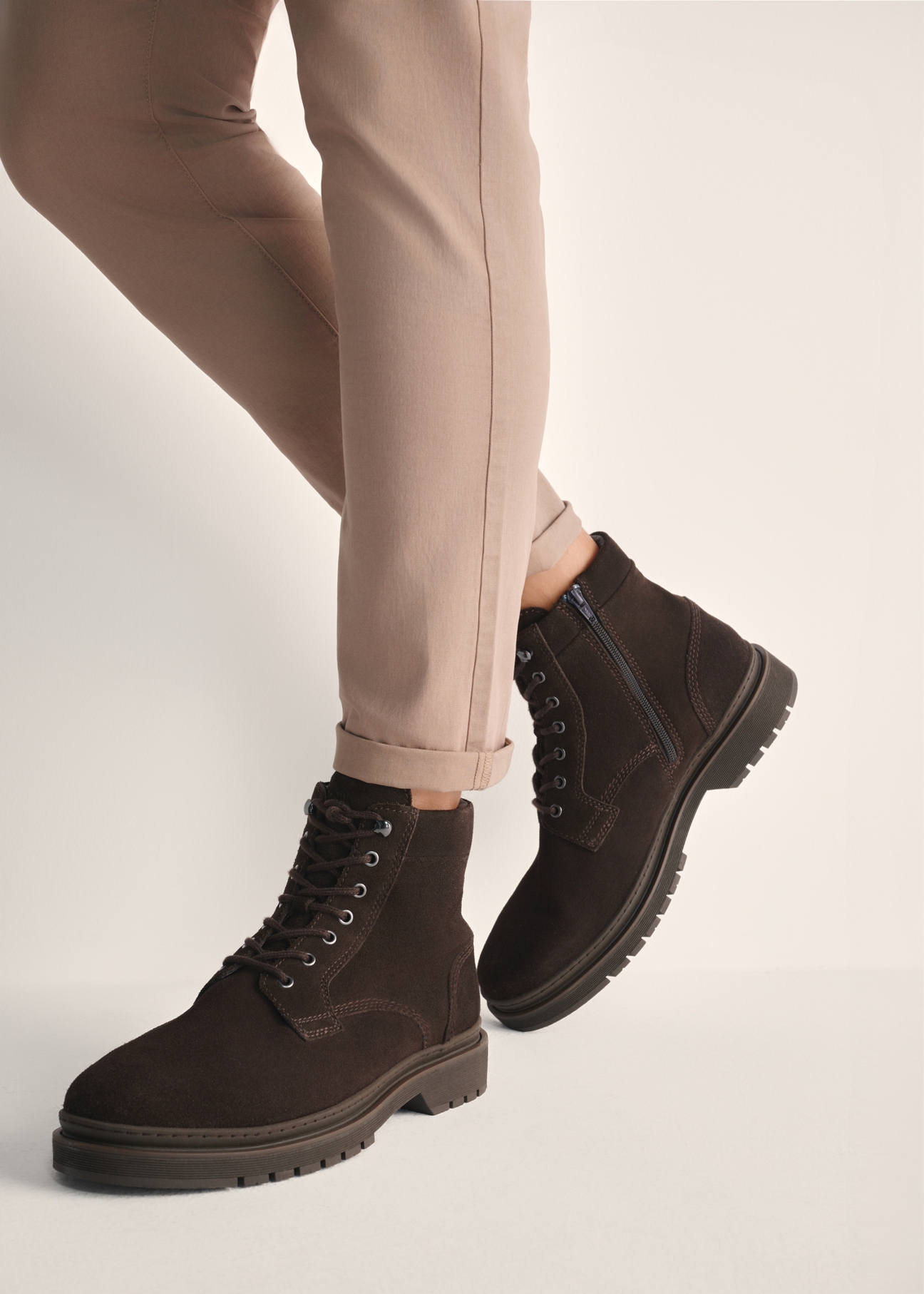 Men's brown suede ankle boots BUTYM-0515-89(Z25) - side view of the product modeled against a white background. Knee-length silhouette visible.
