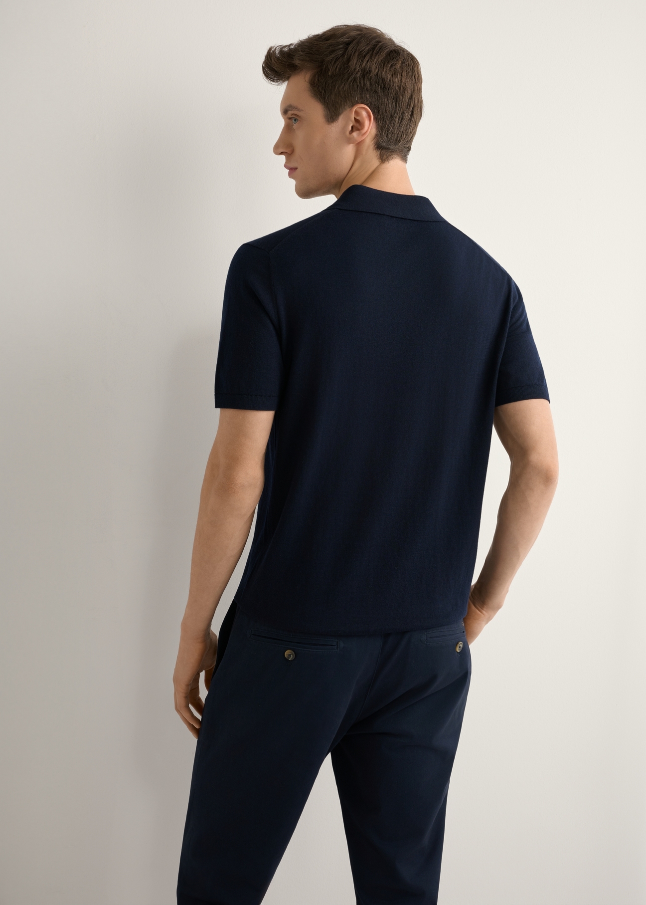 Navy blue silk polo shirt POLMT-0094-7E(W26), product view from the back on the model, half of the silhouette visible.