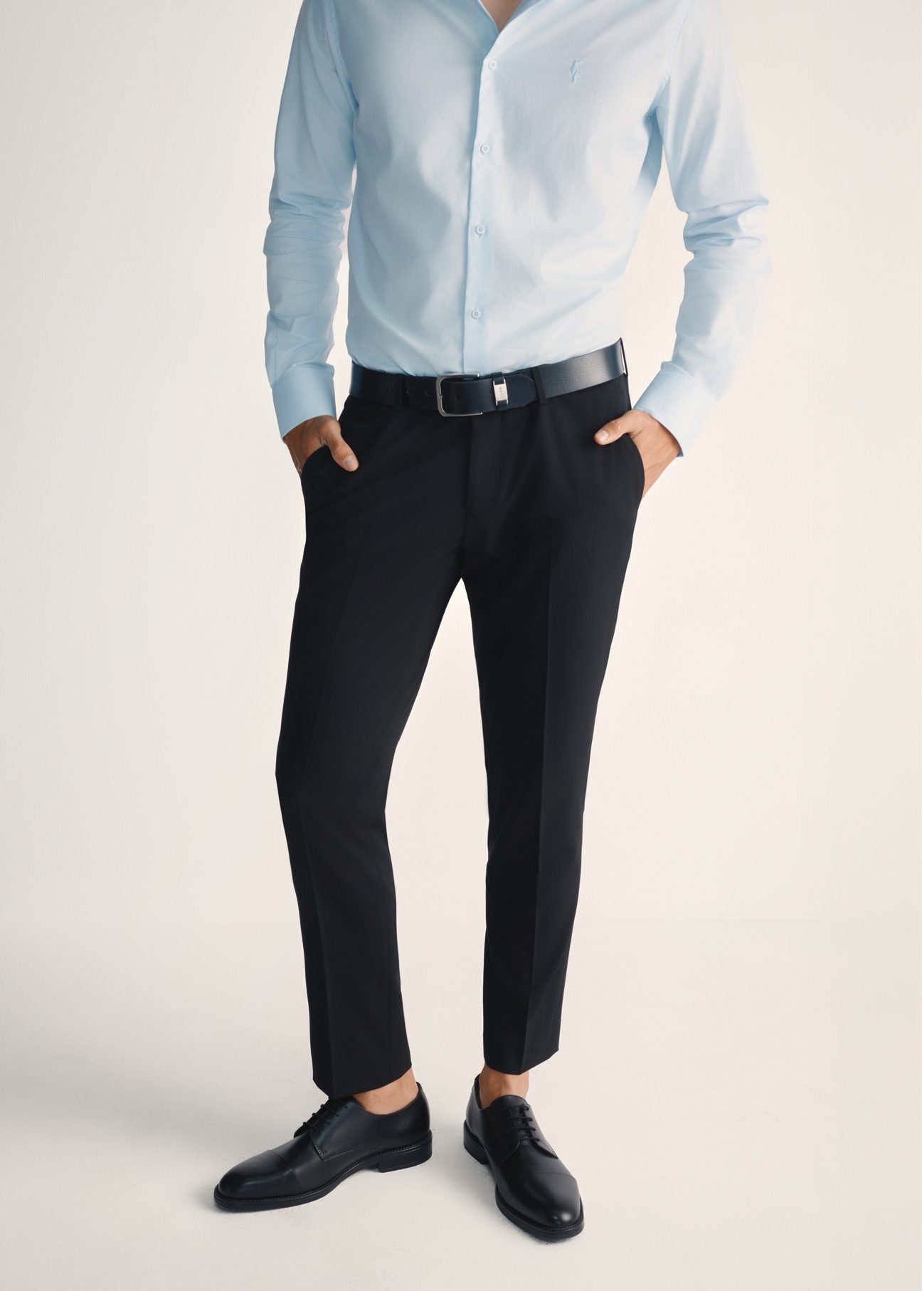 Black men's leather shoes BUTYM-0512-99(Z25), front view of the product on the model's feet against a light background.