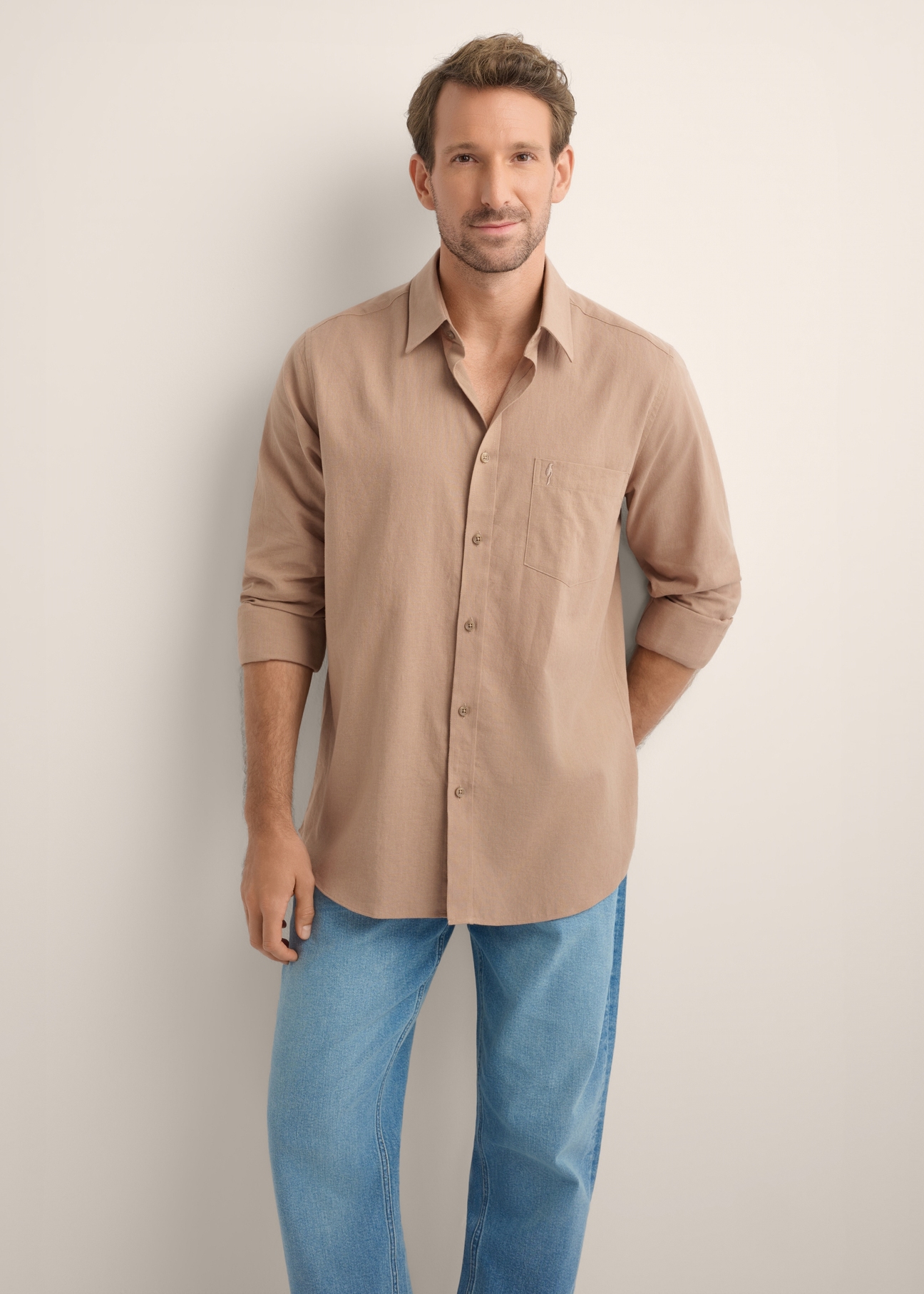Men's linen-blend shirt in camel color KOSMT-0379-1D(W26) - front view of the product, on a model, against a light background. Half of the silhouette visible.