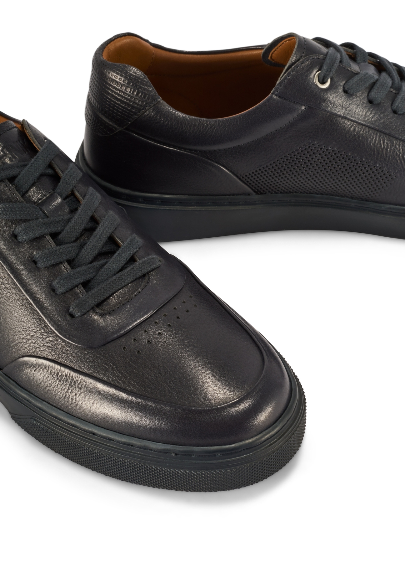 Men's leather sneakers in navy blue BUTYM-0484-7E(W26) - close-up of detail, on white background.