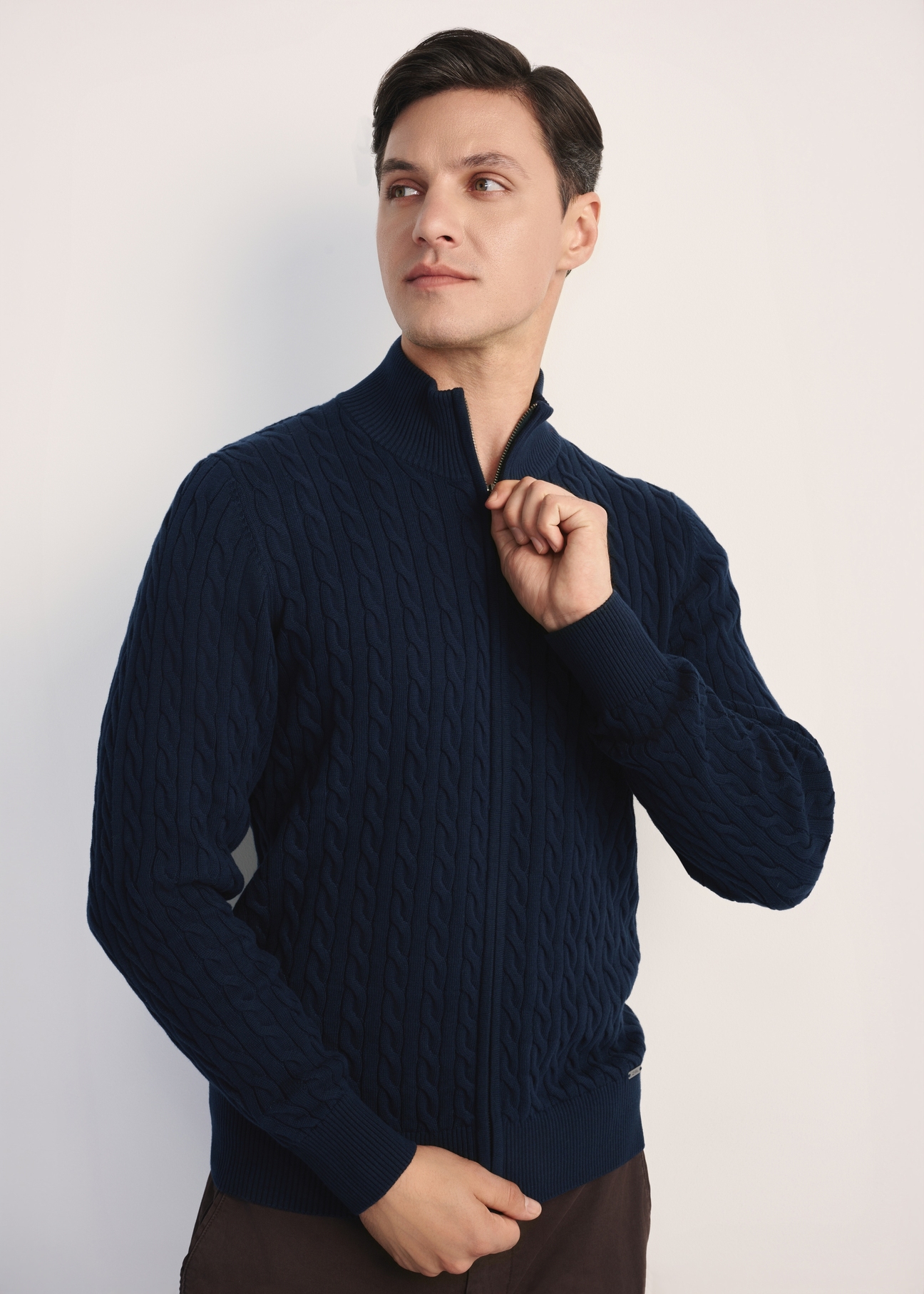 Navy blue men's zippered sweater SWEMT-0169-68(Z25), product visible diagonally on the model, half of the silhouette visible.