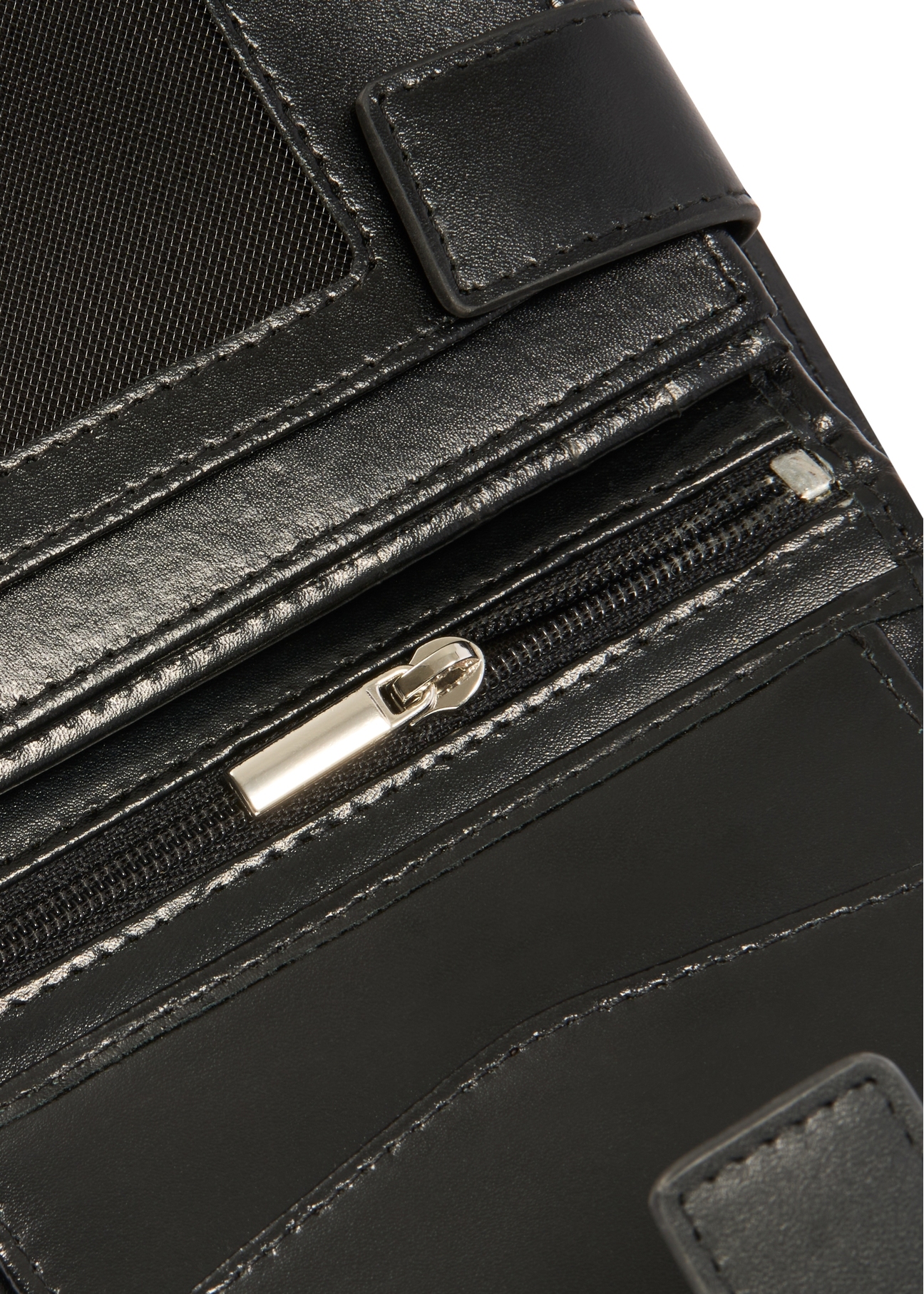 Black men's leather wallet PORMS-0656-99(Z25), close-up of product detail, view on white background.