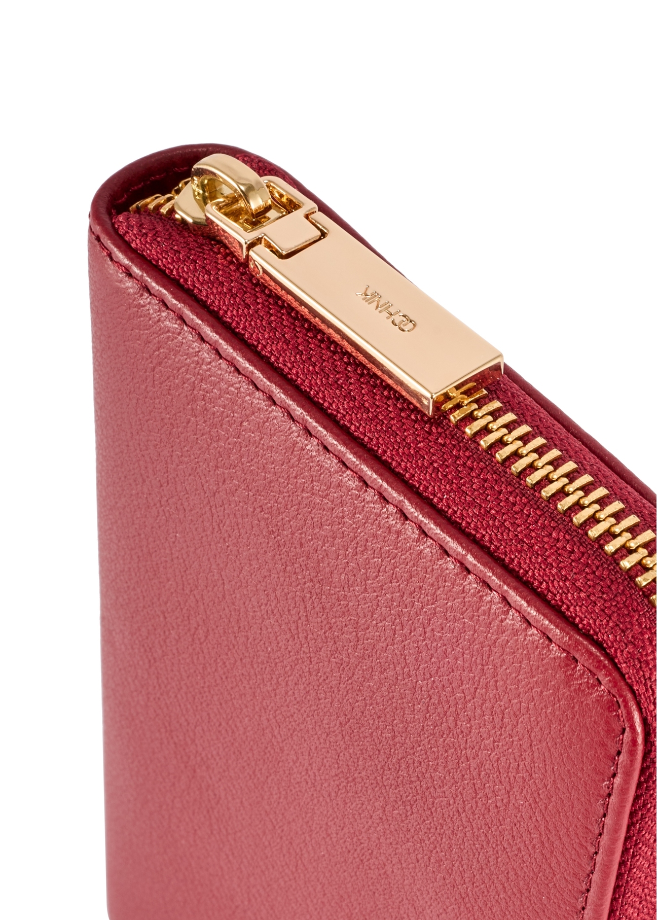 Red medium leather women's wallet PORES-0992-4C(W26), close-up of product detail, view on white background.