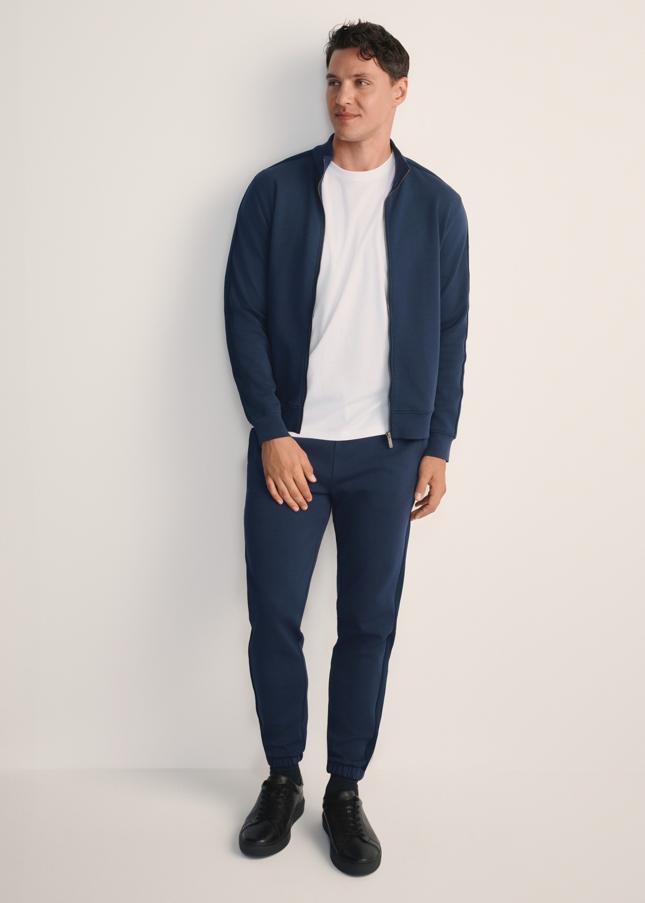 Men's navy blue trousers SPOMT-0111-68(Z25), front view of the product on the model. Full body visible.